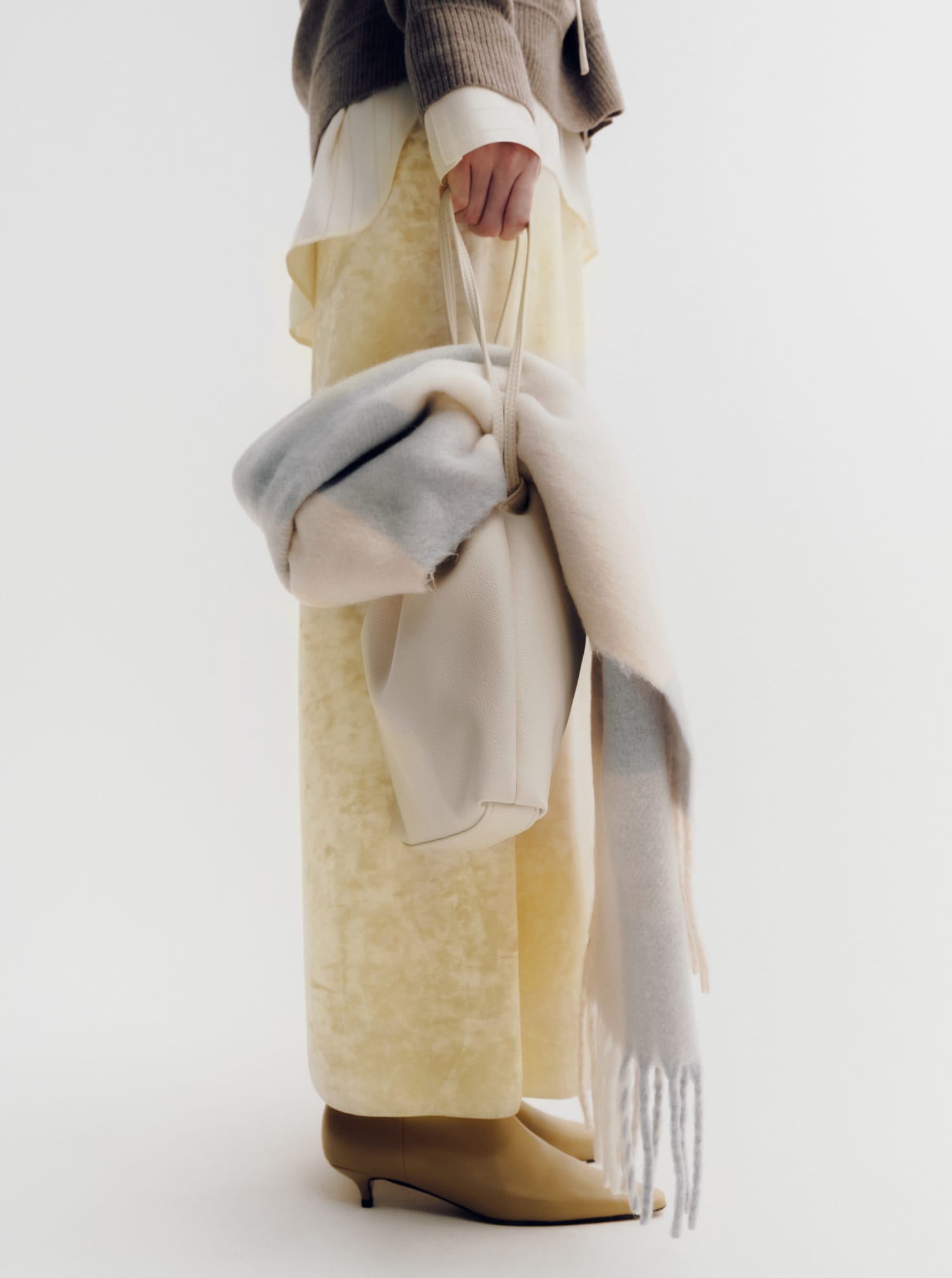 SHAGGY SINGLE-BREASTED JACKET&WASHER-PROCESSED SKIRT&BOSTON BAG WITH A CHARM&BAR EARRINGS着用モデルの画像