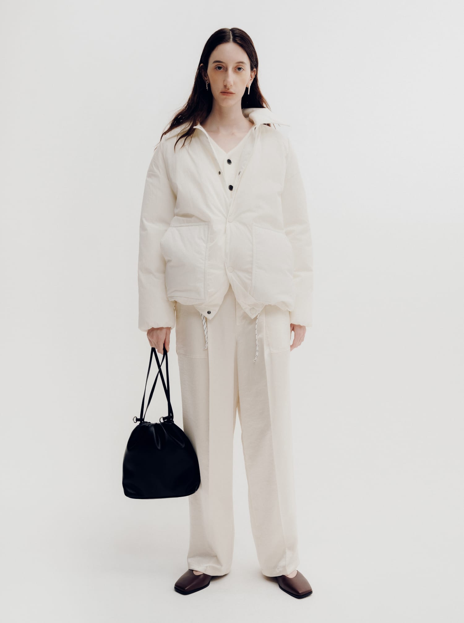 RECYCLED DOWN BALMACAAN COAT&WASHABLE COMPACT SHAGGY V-NECK CARDIGAN&WORKWEAR-INSPIRED SATIN PANTS&DRAWSTRING BAG&EARRINGS着用モデルの画像