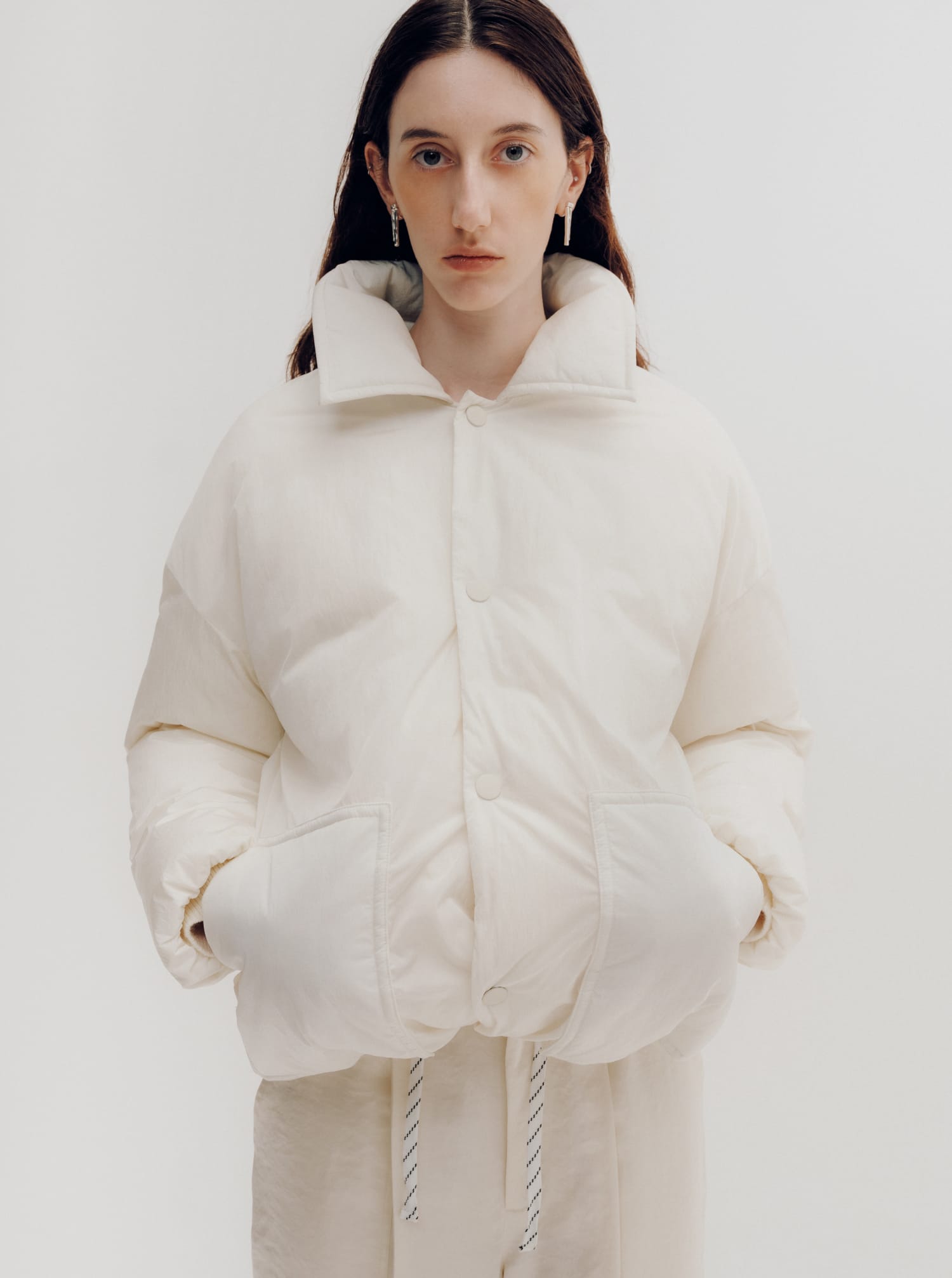 RECYCLED DOWN BALMACAAN COAT&WASHABLE COMPACT SHAGGY V-NECK CARDIGAN&WORKWEAR-INSPIRED SATIN PANTS&DRAWSTRING BAG&EARRINGS着用モデルの画像