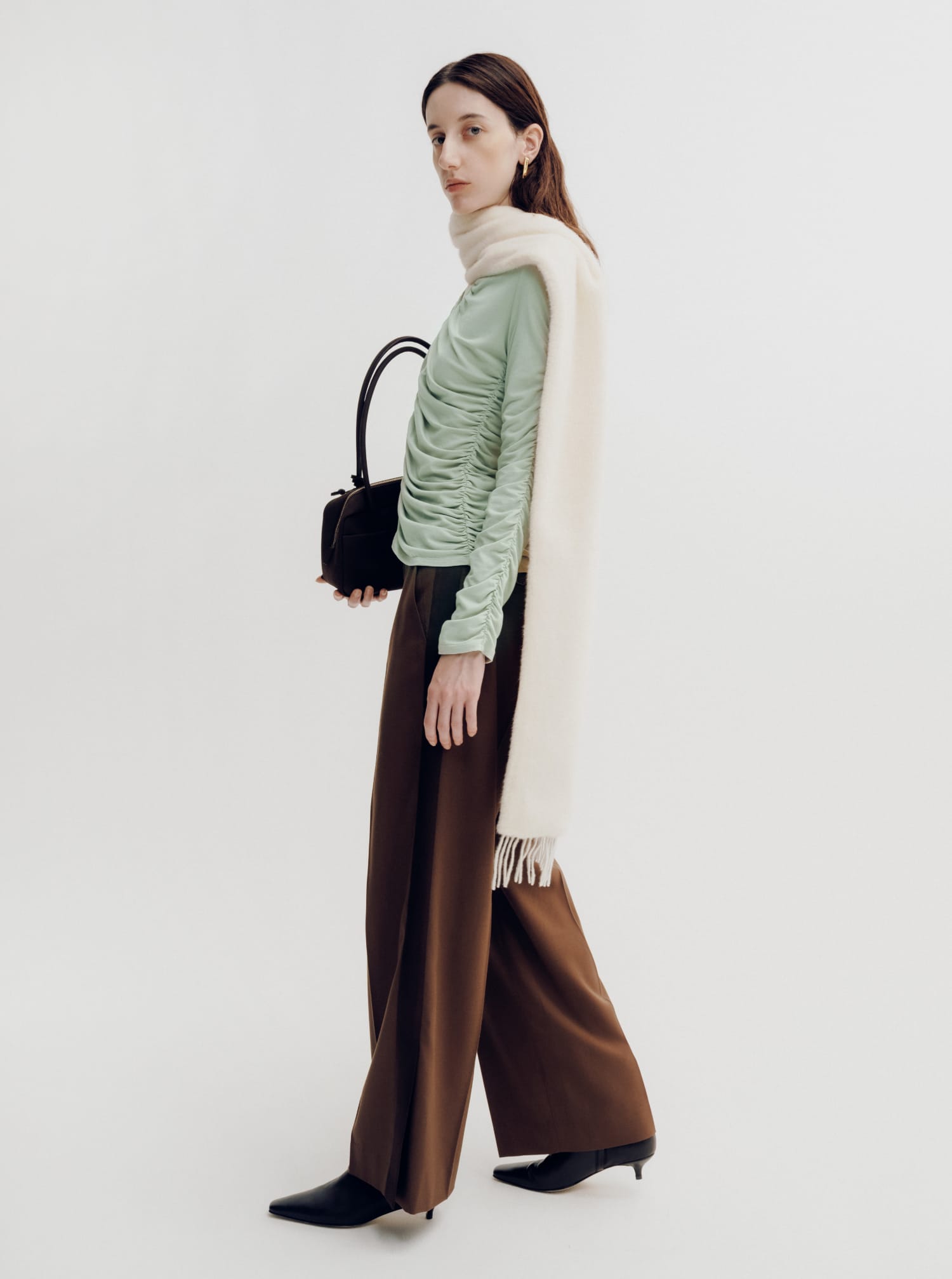 GATHERED CUT-AND-SEW TOP&WOOL-BLEND MANNISH TROUSERS WITH SATIN SIDE STRIPES&BOSTON BAG WITH A CHARM&COMBINATION STOLE&BACK-SLIT BOOTIES&BAR EARRINGS着用モデルの画像