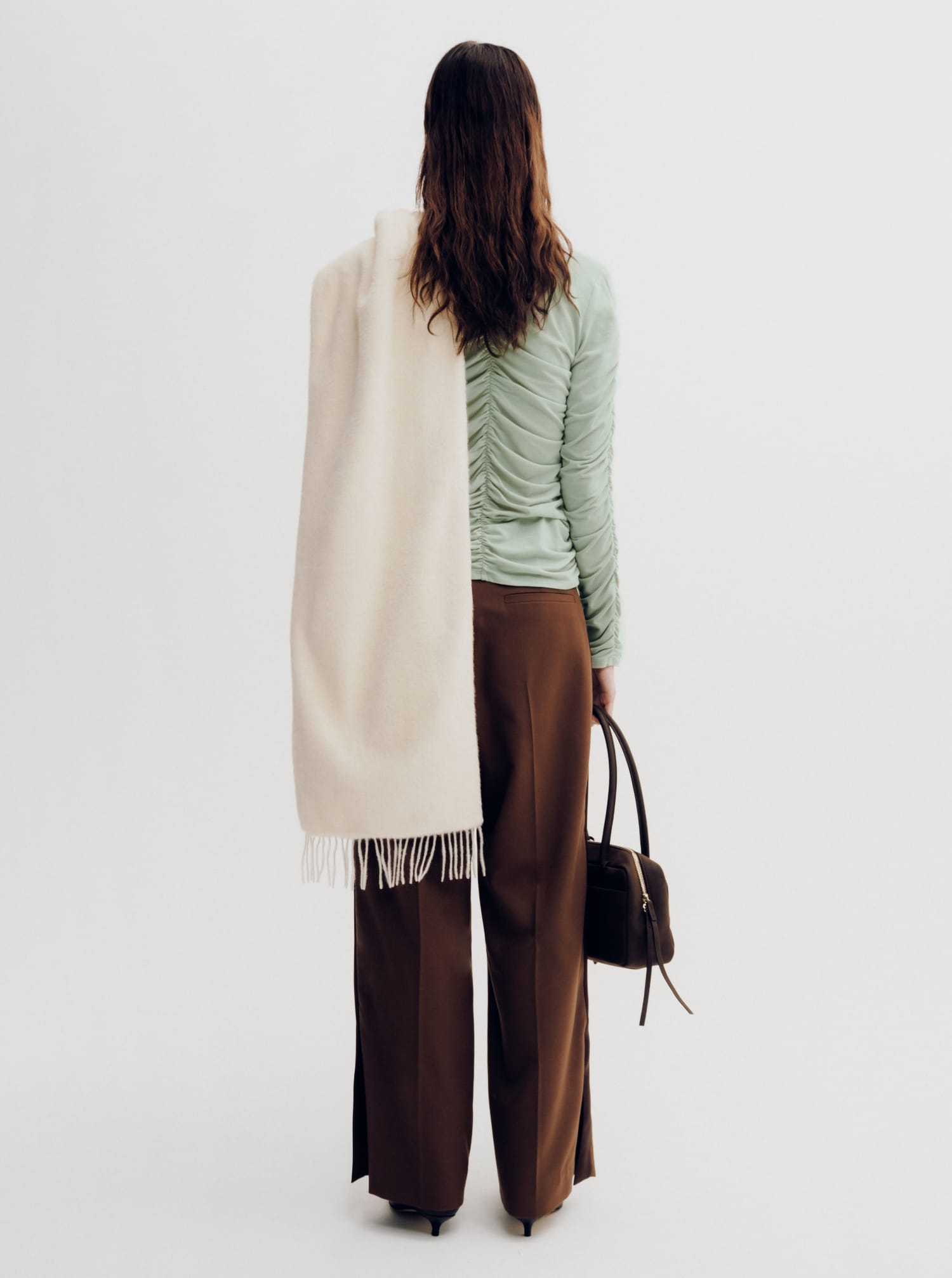 GATHERED CUT-AND-SEW TOP&WOOL-BLEND MANNISH TROUSERS WITH SATIN SIDE STRIPES&BOSTON BAG WITH A CHARM&COMBINATION STOLE&BACK-SLIT BOOTIES&BAR EARRINGS着用モデルの画像