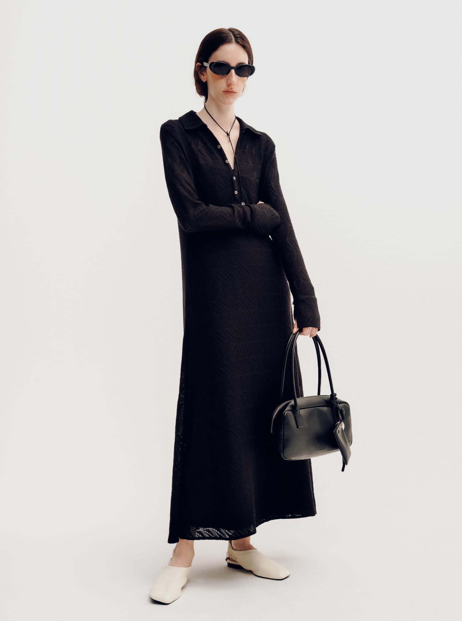 CUTWORK LACE DRESS&BOSTON BAG WITH A CHARM&MOTIF CORD NECKLACE着用モデルの画像