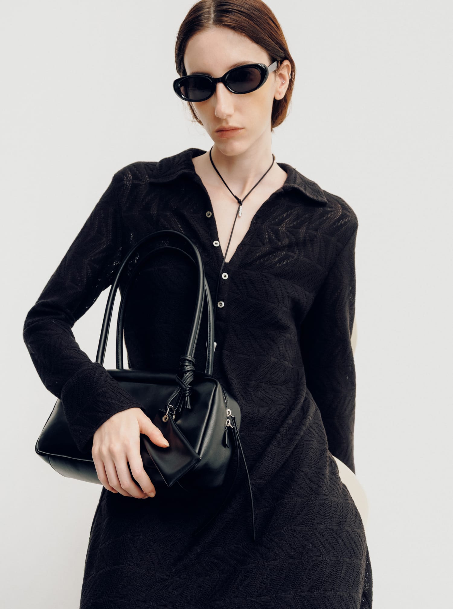 CUTWORK LACE DRESS&BOSTON BAG WITH A CHARM&MOTIF CORD NECKLACE着用モデルの画像