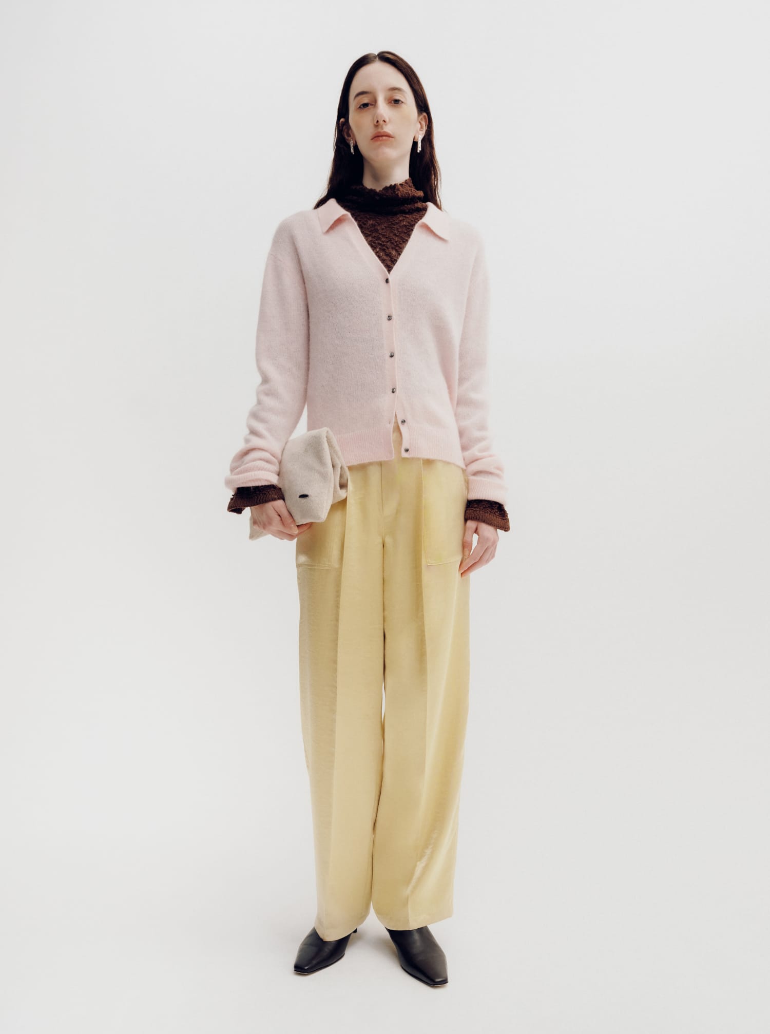 ALPACA-BLEND SHIRT KNIT CARDIGAN&LOOP YARN TURTLENECK SWEATER&WORKWEAR-INSPIRED SATIN PANTS&SHAGGY BAG&BACK-SLIT BOOTIES&BAR EARRINGS着用モデルの画像