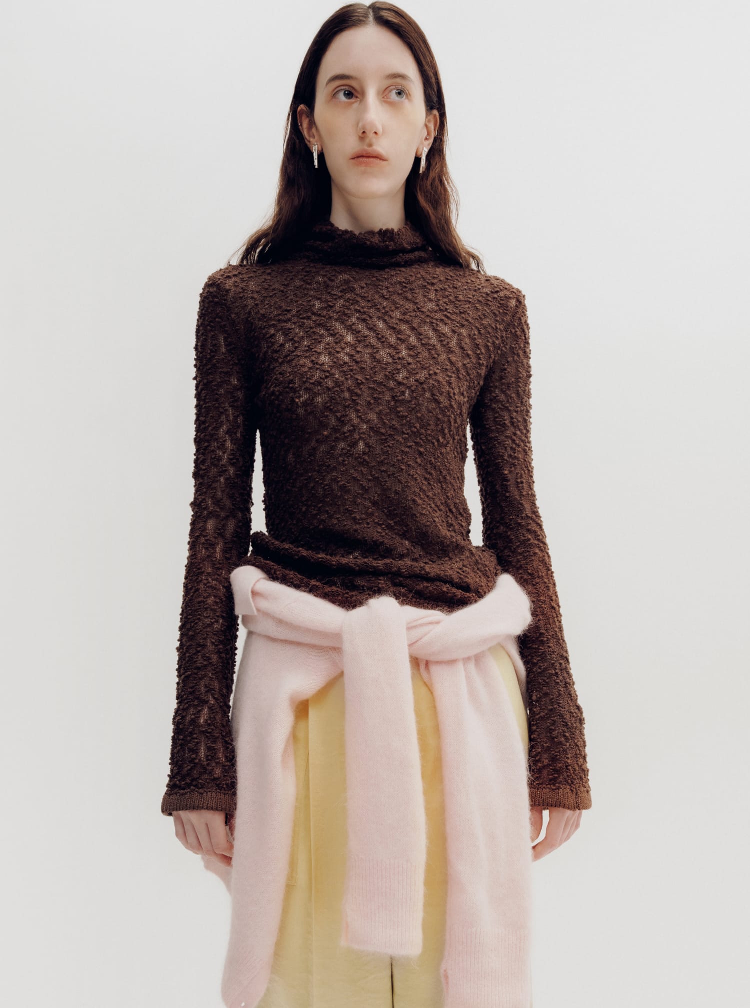 ALPACA-BLEND SHIRT KNIT CARDIGAN&LOOP YARN TURTLENECK SWEATER&WORKWEAR-INSPIRED SATIN PANTS&SHAGGY BAG&BACK-SLIT BOOTIES&BAR EARRINGS着用モデルの画像