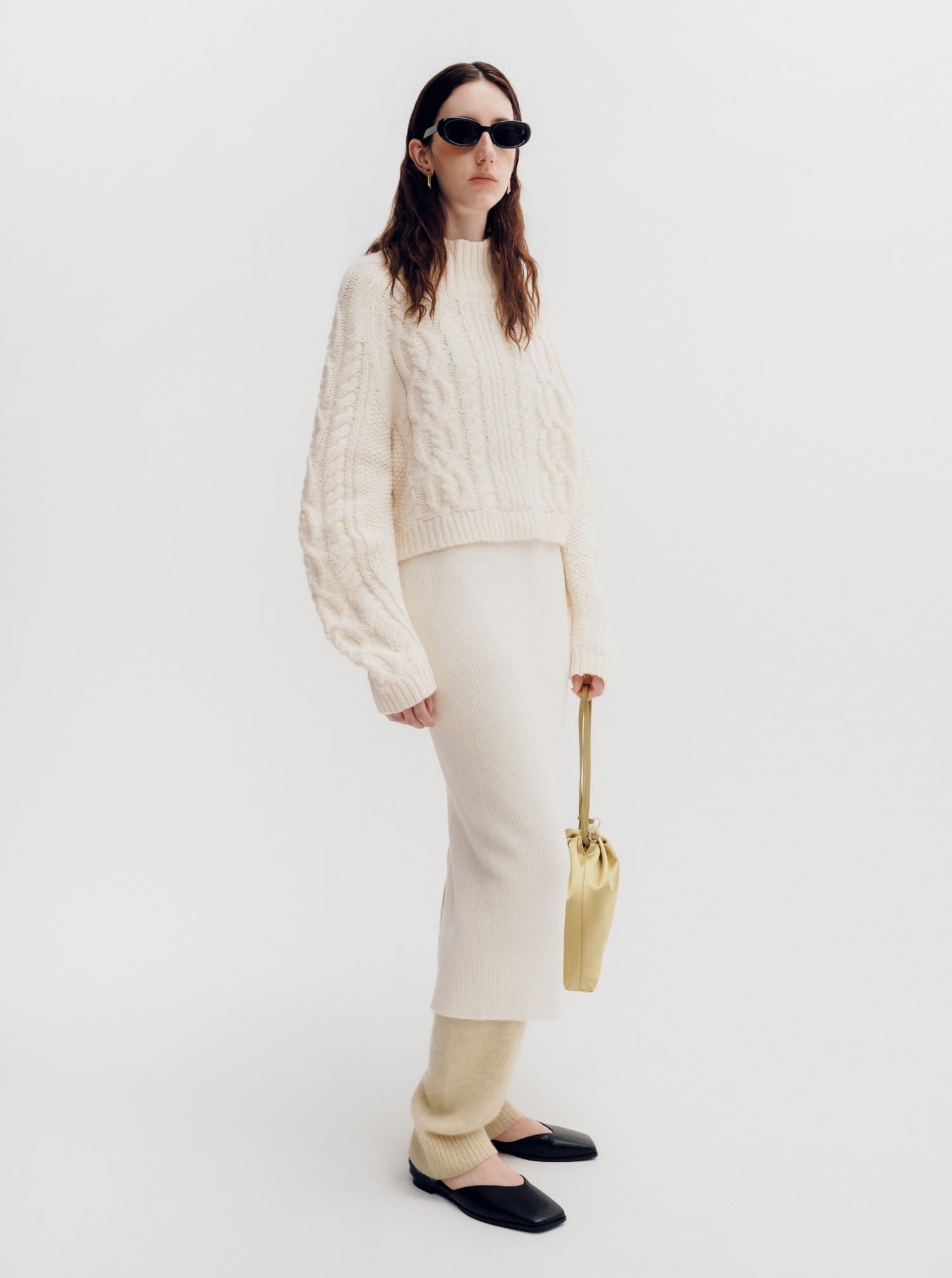 SUSTAINABLE MIXED-YARN CABLE-KNIT SWEATER&CHENILLE RIB-KNIT SKIRT&SOFT SHAGGY EASY KNIT PANTS&SHAGGY BAG&2-WAY DRAWSTRING BAG&BAR EARRINGS着用モデルの画像