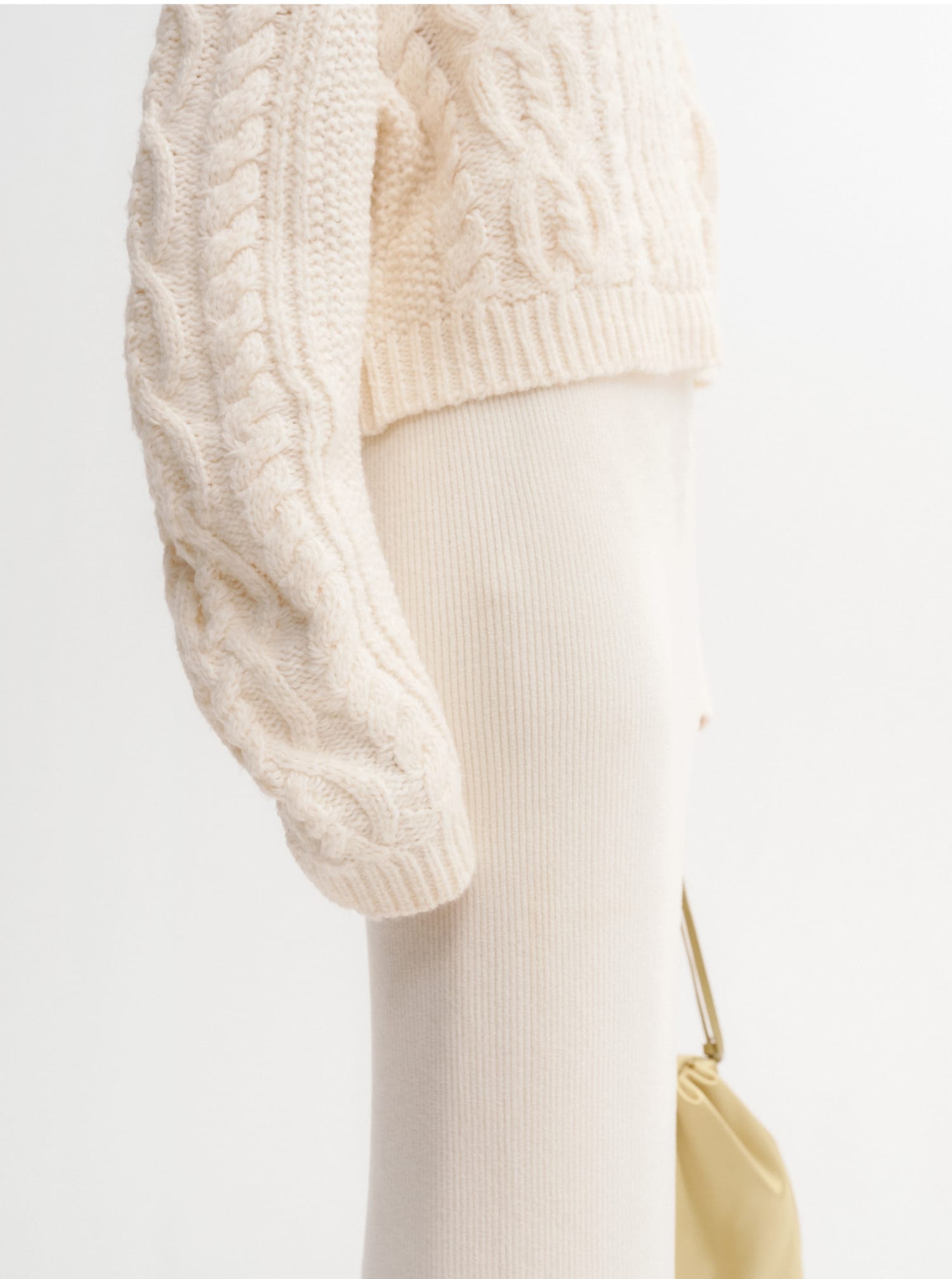 SUSTAINABLE MIXED-YARN CABLE-KNIT SWEATER&CHENILLE RIB-KNIT SKIRT&SOFT SHAGGY EASY KNIT PANTS&SHAGGY BAG&2-WAY DRAWSTRING BAG&BAR EARRINGS着用モデルの画像