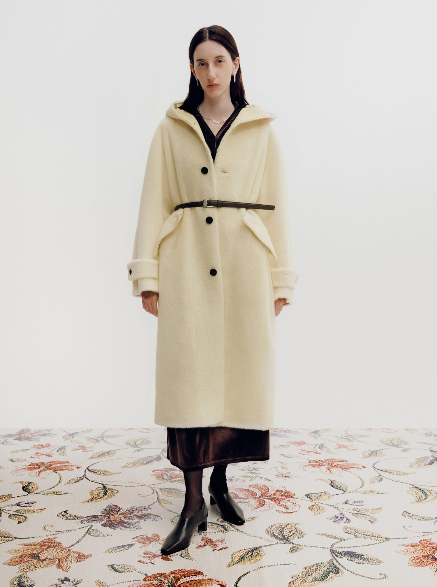 A FAKE FUR LONG HOODED COAT＆VELOUR RELAXING HOODIE DRESS＆SQUARE BUCKLE BELT＆BAR EARRINGS＆COMBINATION NECKLACE着用モデルの画像