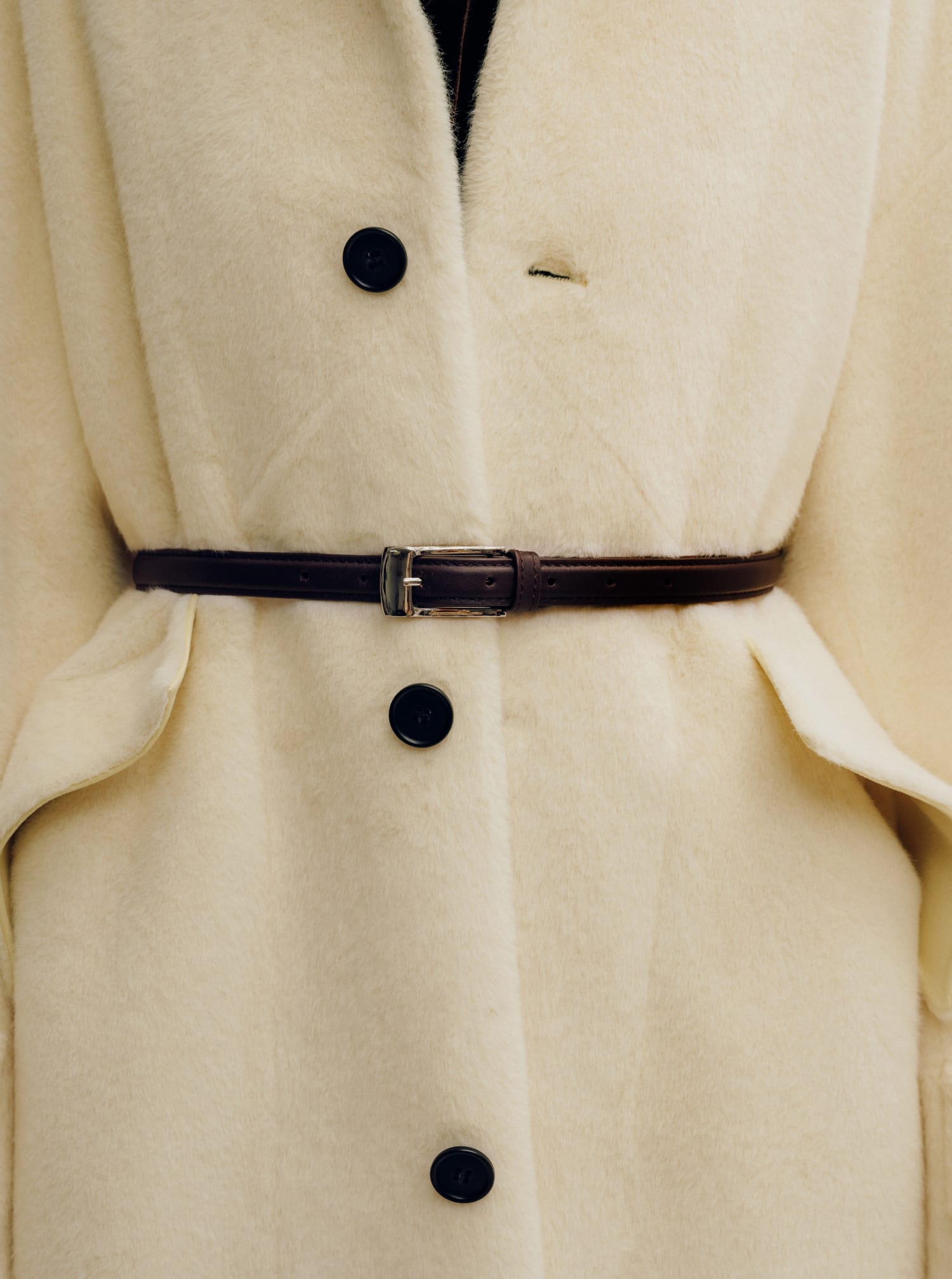 A FAKE FUR LONG HOODED COAT＆VELOUR RELAXING HOODIE DRESS＆SQUARE BUCKLE BELT着用モデルの画像