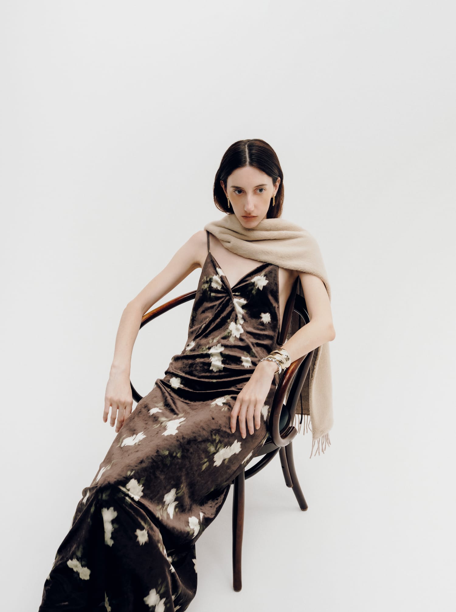 BACK-DESIGN VELVET CAMI DRESS＆BAR EARRINGS＆FUR COMBINATION STOLE & BAR EARRINGS & TWISTED BANGLE着用モデルの画像