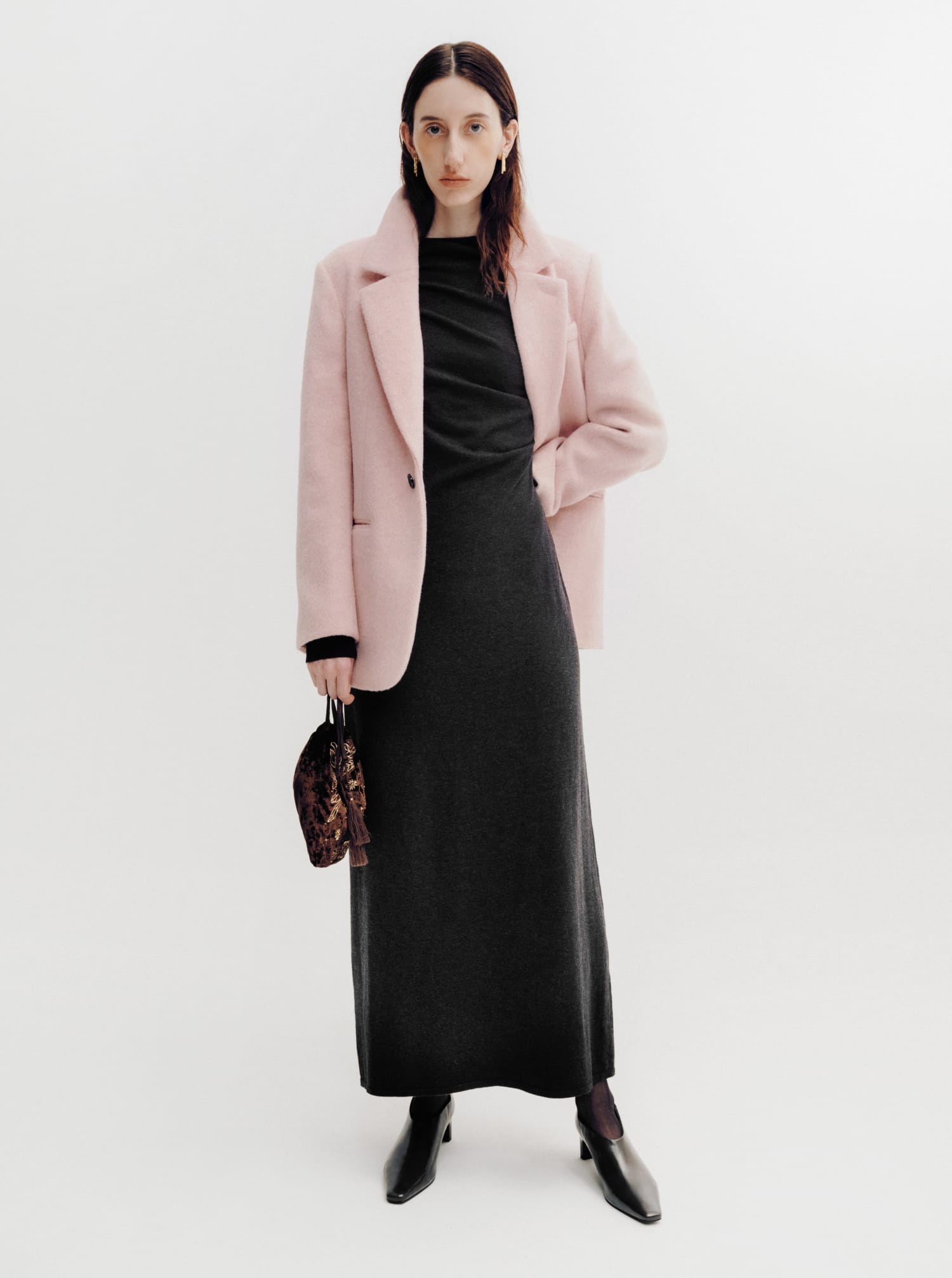 SHAGGY SINGLE-BREASTED JACKET & 【MUCHA】 EMBROIDERED POUCH* & KNIT ONE-PIEC & BAR EARRINGS着用モデルの画像