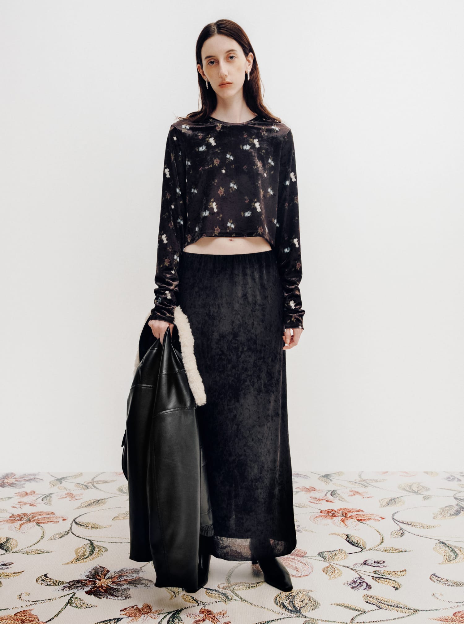 A SHORT BLOUSON WITH A FUR COLLAR＆VELOUR CROPPED TOP & EASY VELOUR NARROW SKIRT & BACK-SLIT BOOTIES着用モデルの画像