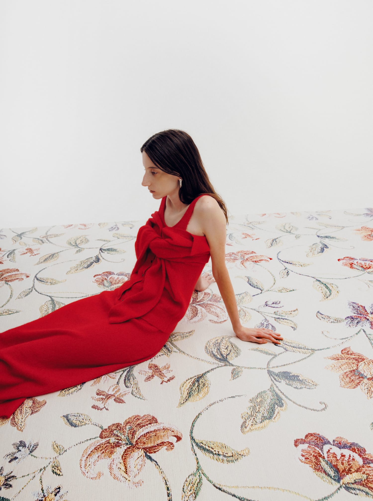 SATIN CAMISOLE DRESS & FUR COMBINATION STOLE & BAR EARRINGS着用モデルの画像