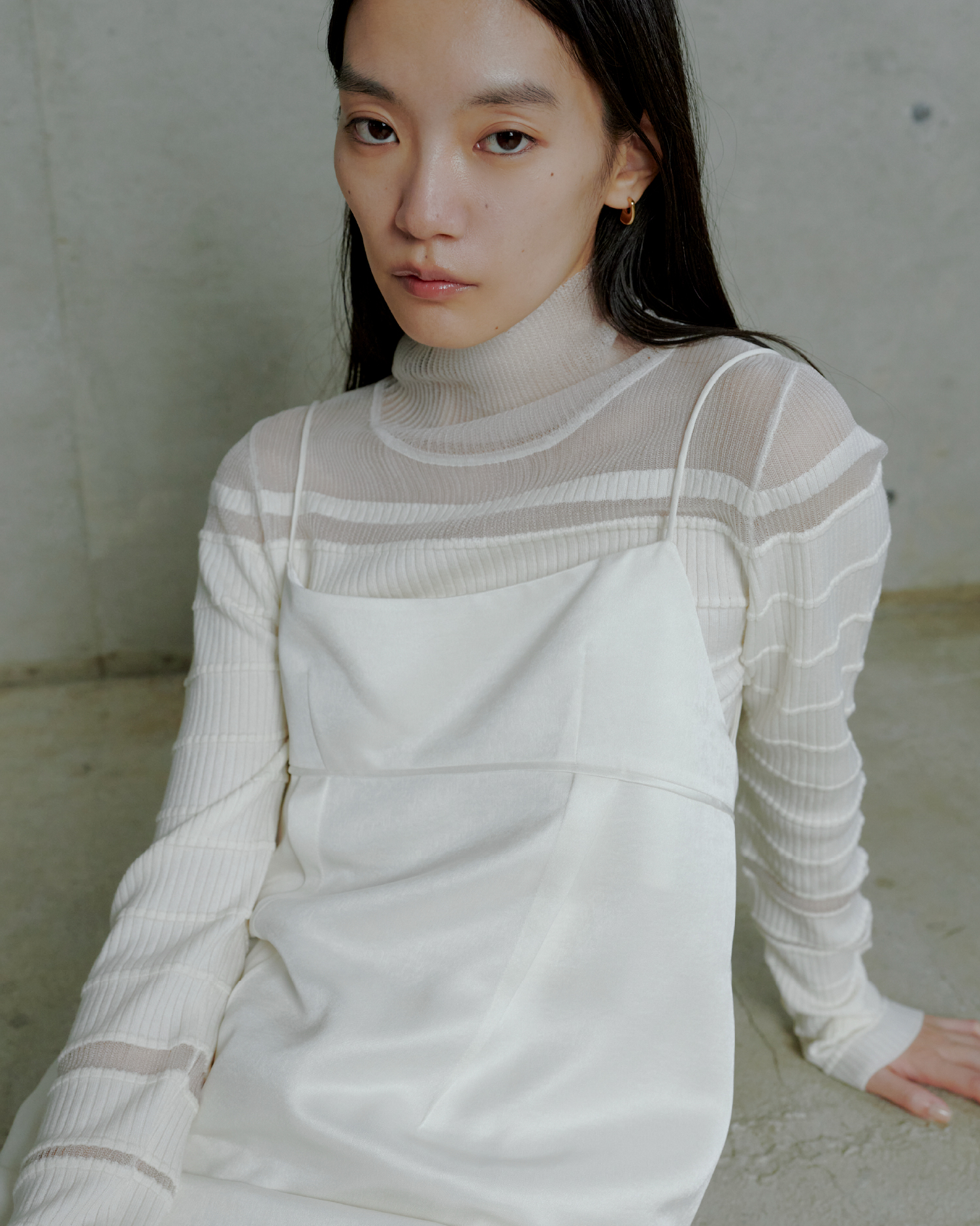 KNIT TOPS DRESS PANTSを着用したモデル