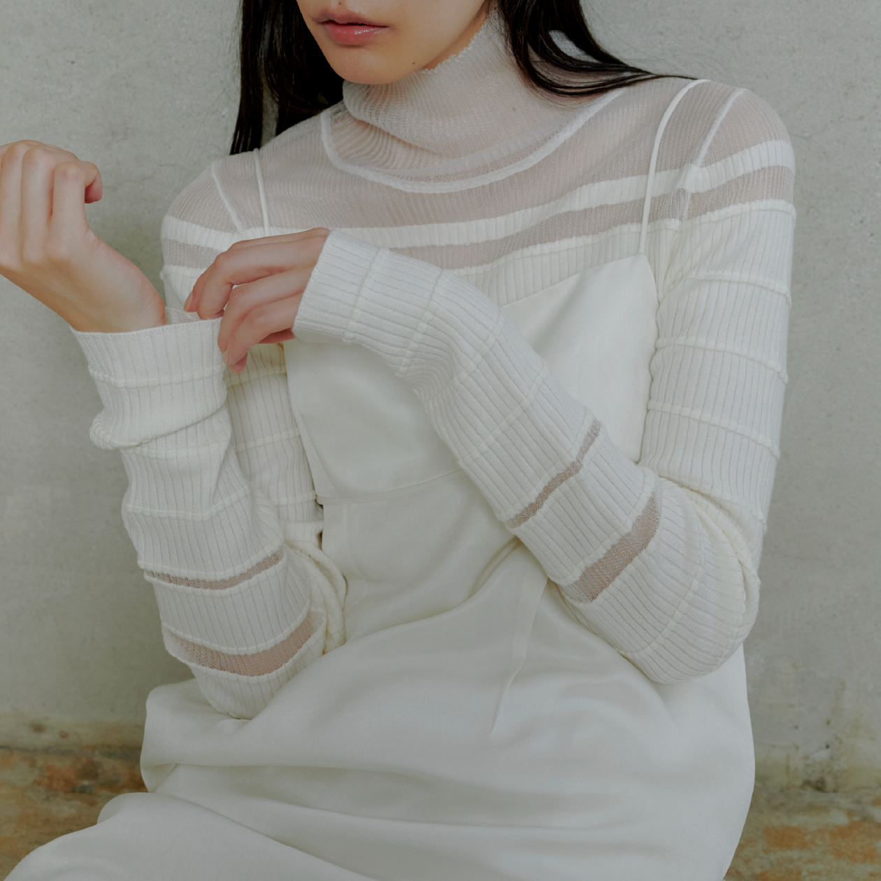KNIT TOPS DRESS PANTSを着用したモデル