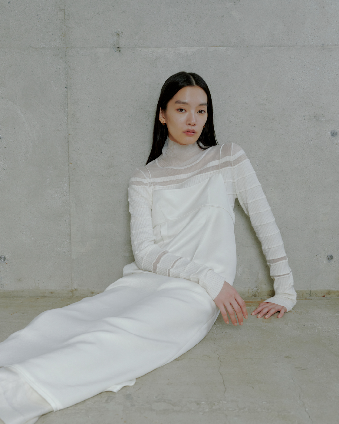 KNIT TOPS DRESS PANTSを着用したモデル