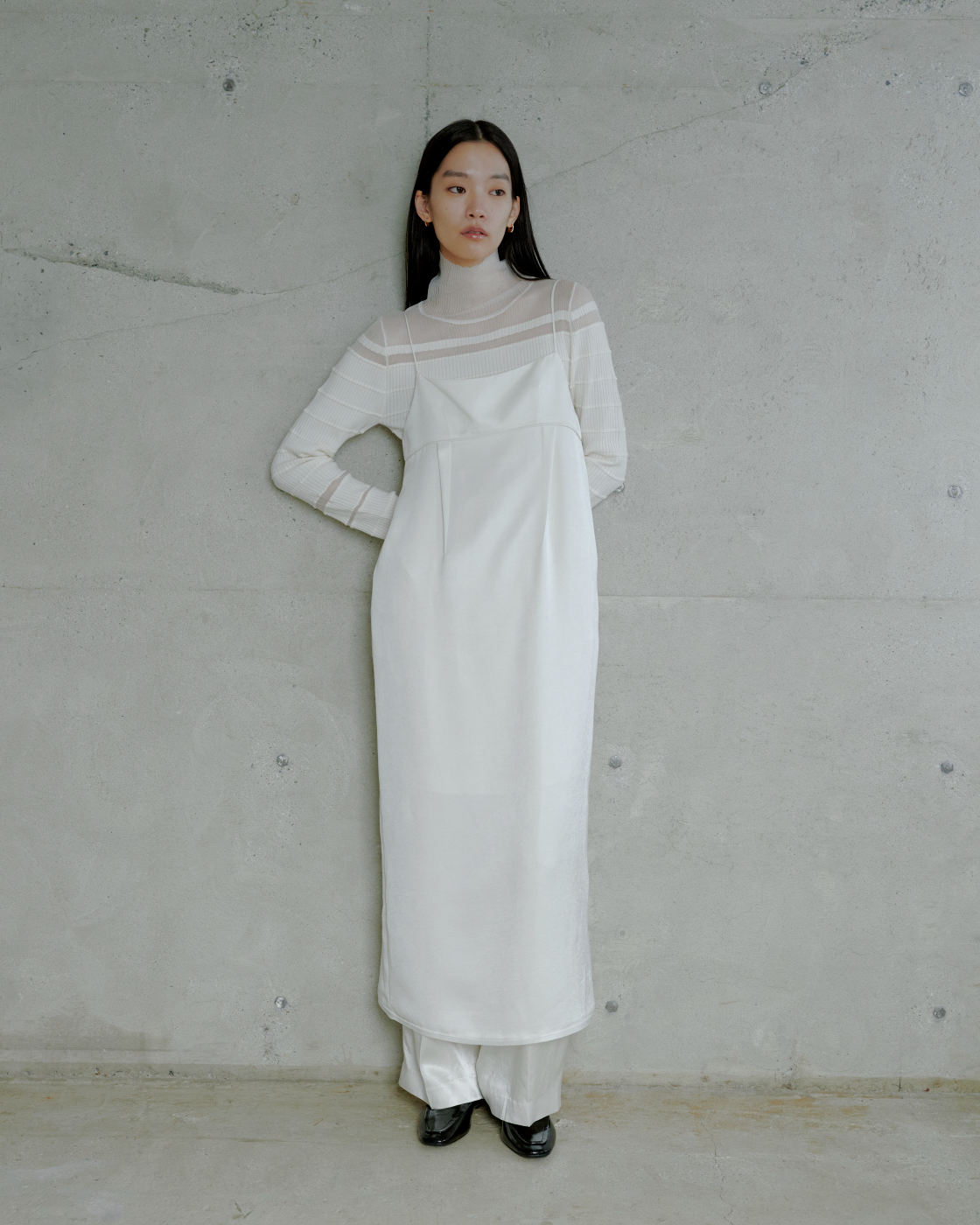 KNIT TOPS DRESS PANTSを着用したモデル