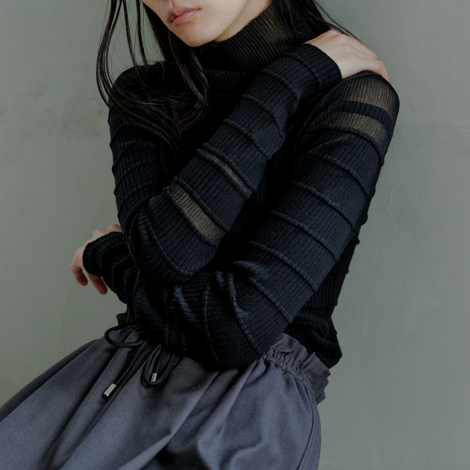 KNIT TOPS  PANTSを着用したモデル