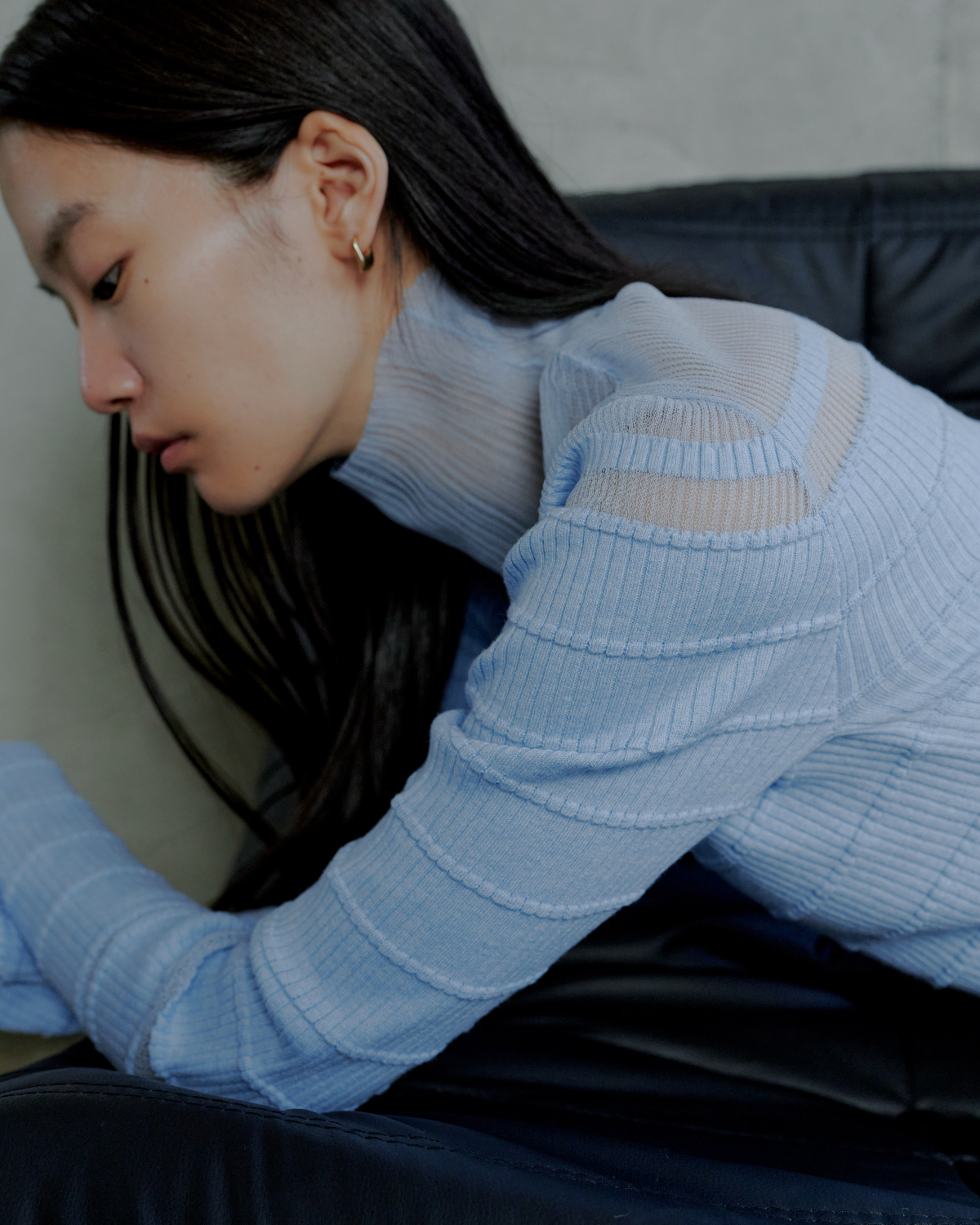 KNIT TOPS SKIRTを着用しているモデル