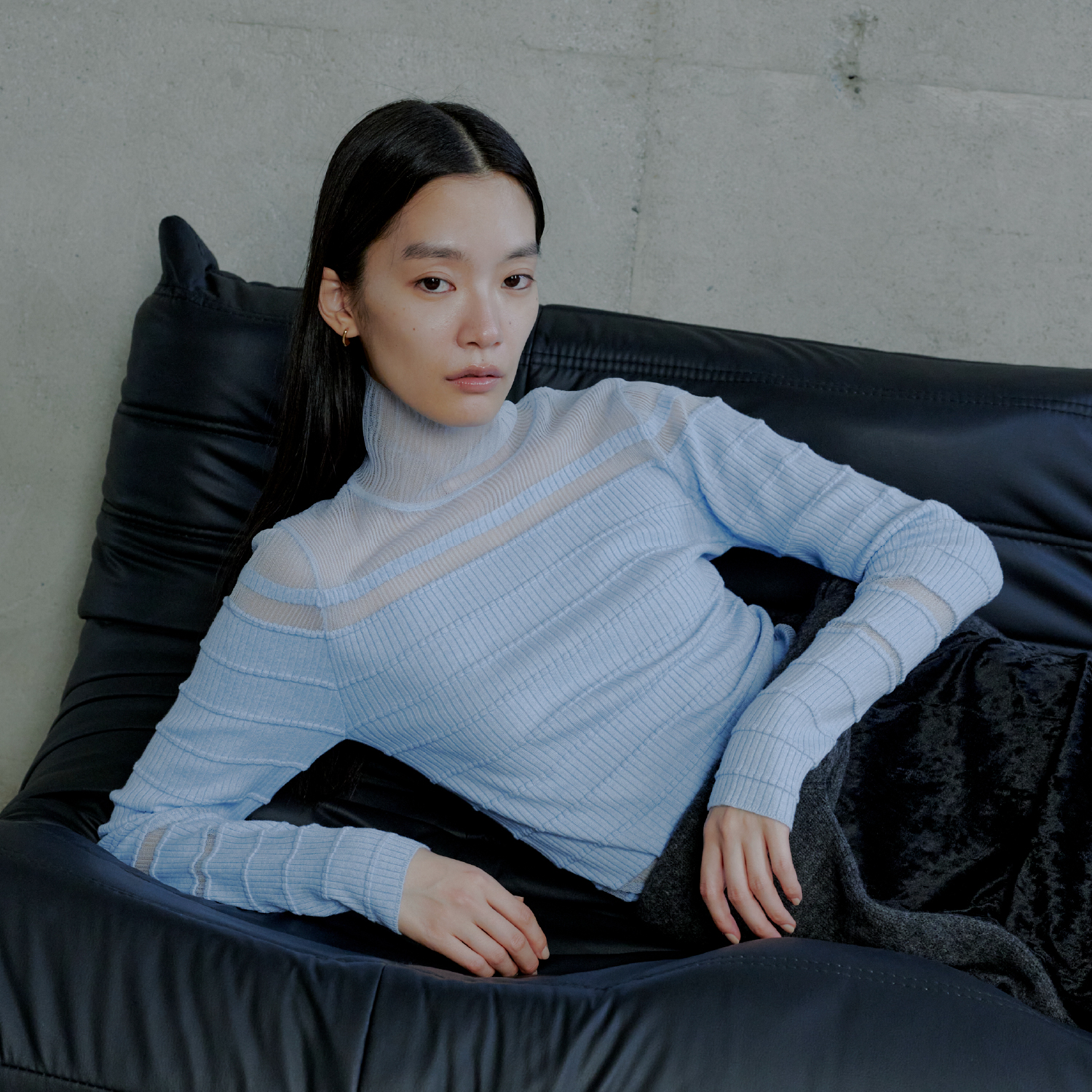 KNIT TOPS SKIRTを着用しているモデル