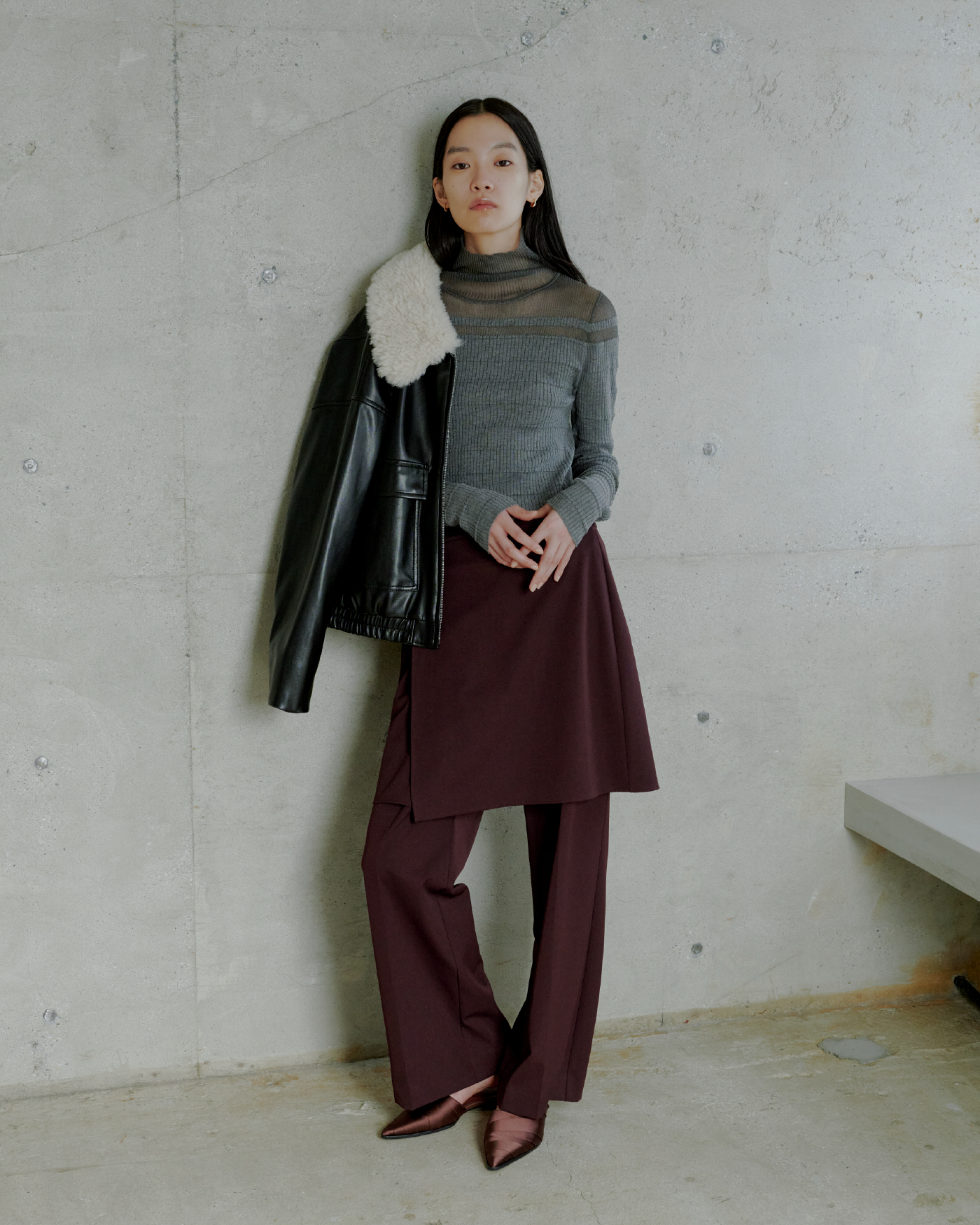 OUTER KNIT TOPS PANTSを着用するモデル
