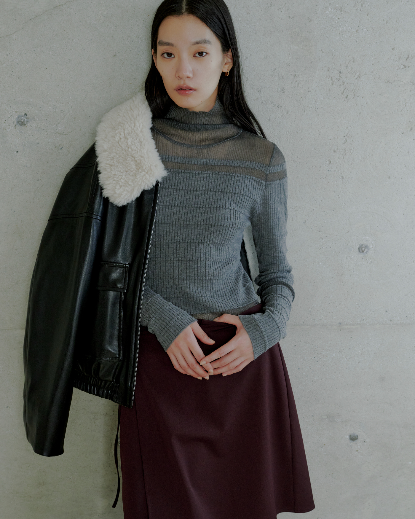 OUTER KNIT TOPS PANTSを着用するモデル