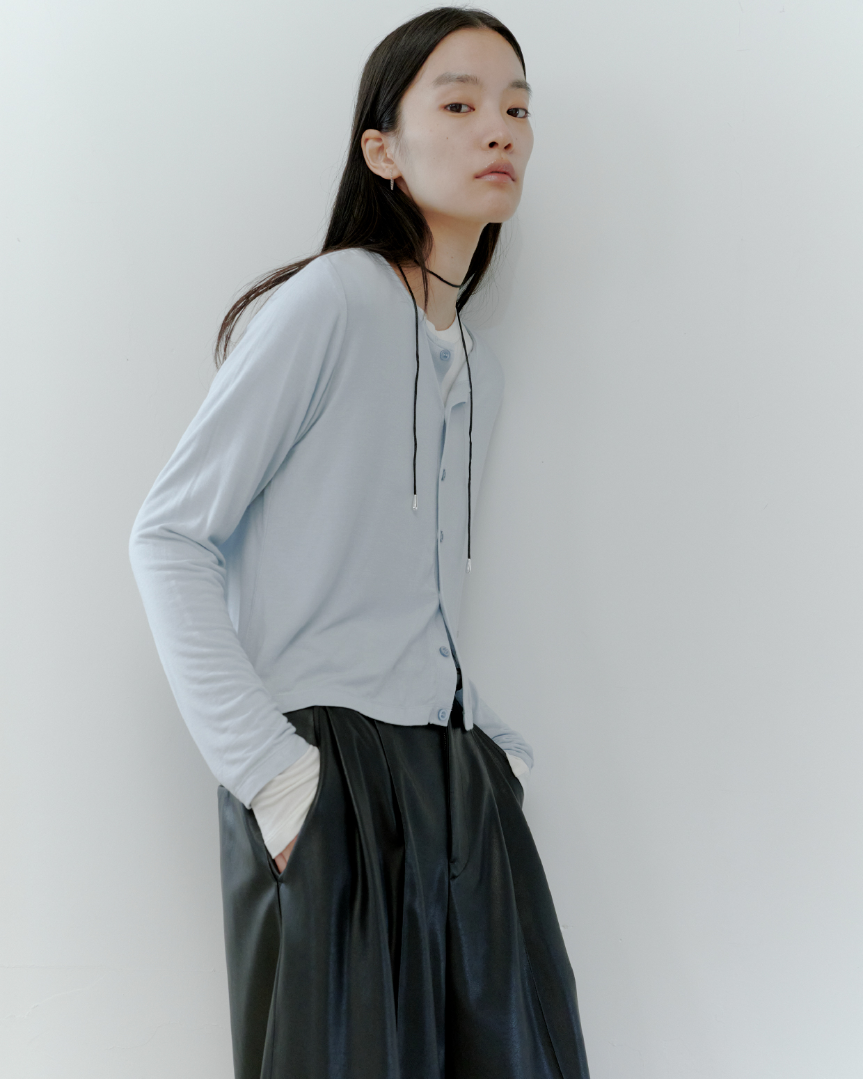 【MIESROHE COODINATE PACK 】ｶｰﾃﾞｨｶﾞﾝ×ﾛﾝｸﾞｽﾘｰﾌﾞTｼｬﾂ×ﾁｮｰｶｰ 3点ｾｯﾄ＆ﾊﾞﾐｭｰﾀﾞｼｮｰﾄﾊﾟﾝﾂを着用した女性