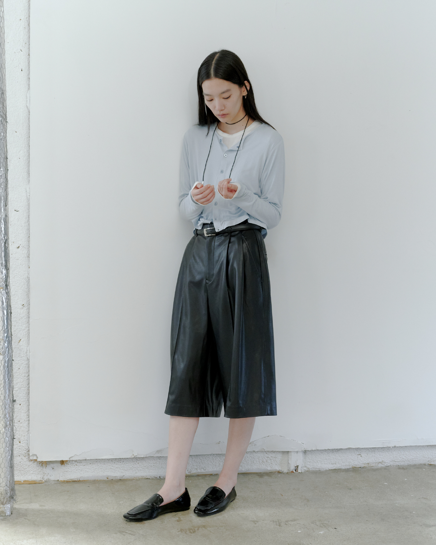 【MIESROHE COODINATE PACK 】ｶｰﾃﾞｨｶﾞﾝ×ﾛﾝｸﾞｽﾘｰﾌﾞTｼｬﾂ×ﾁｮｰｶｰ 3点ｾｯﾄ＆ﾊﾞﾐｭｰﾀﾞｼｮｰﾄﾊﾟﾝﾂを着用した女性