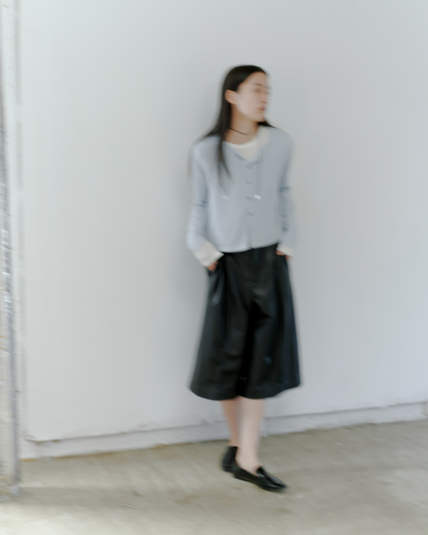 【MIESROHE COODINATE PACK 】ｶｰﾃﾞｨｶﾞﾝ×ﾛﾝｸﾞｽﾘｰﾌﾞTｼｬﾂ×ﾁｮｰｶｰ 3点ｾｯﾄ＆ﾊﾞﾐｭｰﾀﾞｼｮｰﾄﾊﾟﾝﾂを着用した女性