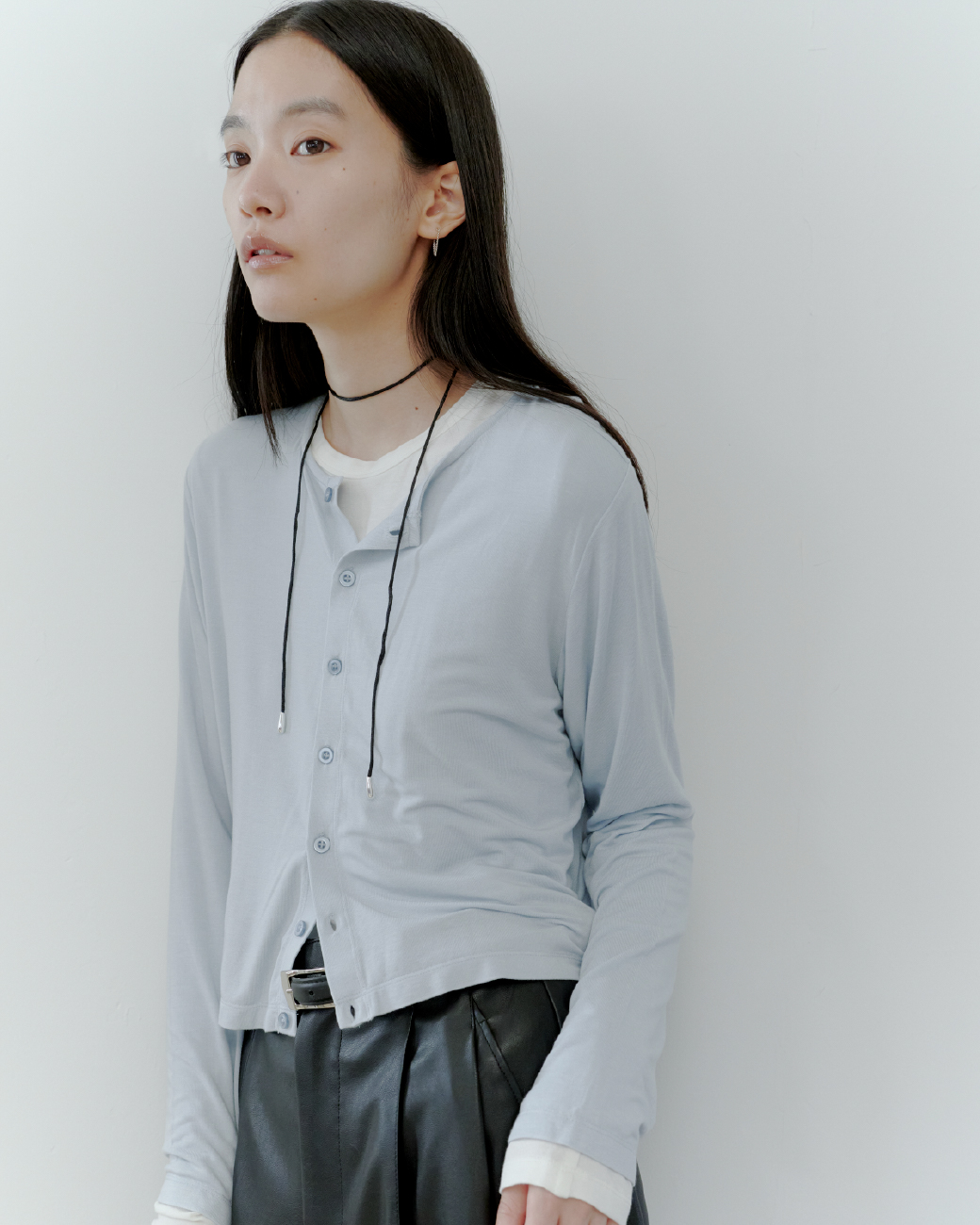 【MIESROHE COODINATE PACK 】ｶｰﾃﾞｨｶﾞﾝ×ﾛﾝｸﾞｽﾘｰﾌﾞTｼｬﾂ×ﾁｮｰｶｰ 3点ｾｯﾄ＆ﾊﾞﾐｭｰﾀﾞｼｮｰﾄﾊﾟﾝﾂを着用した女性