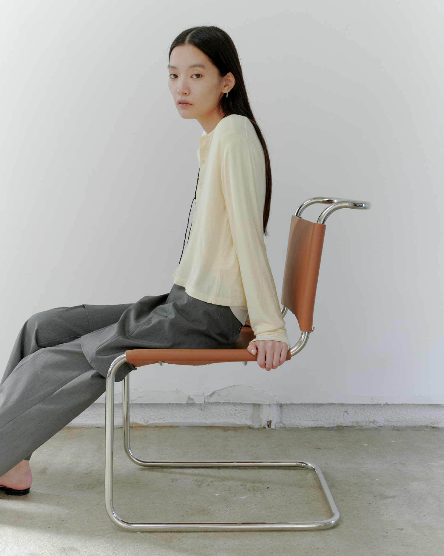 【MIESROHE COODINATE PACK 】ｶｰﾃﾞｨｶﾞﾝ×ﾛﾝｸﾞｽﾘｰﾌﾞTｼｬﾂ×ﾁｮｰｶｰ 3点ｾｯﾄ＆SKﾚｲﾔｰﾄﾞｽﾄﾚｰﾄPTを着用した女性