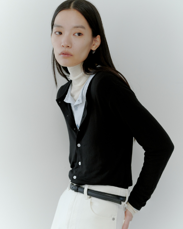 【MIESROHE COODINATE PACK 】ｶｰﾃﾞｨｶﾞﾝ×ﾛﾝｸﾞｽﾘｰﾌﾞTｼｬﾂ×ﾁｮｰｶｰ 3点ｾｯﾄ＆【MIESROHE COODINATE PACK 】ｶｰﾃﾞｨｶﾞﾝ×ﾛﾝｸﾞｽﾘｰﾌﾞTｼｬﾂ×ﾁｮｰｶｰ 3点ｾｯﾄ＆washableタートルシアーリブニット＆サイドラインエフェクトデニム＆ﾒｯｼｭﾌﾞｰﾃｨｻﾝﾀﾞﾙを着用した女性