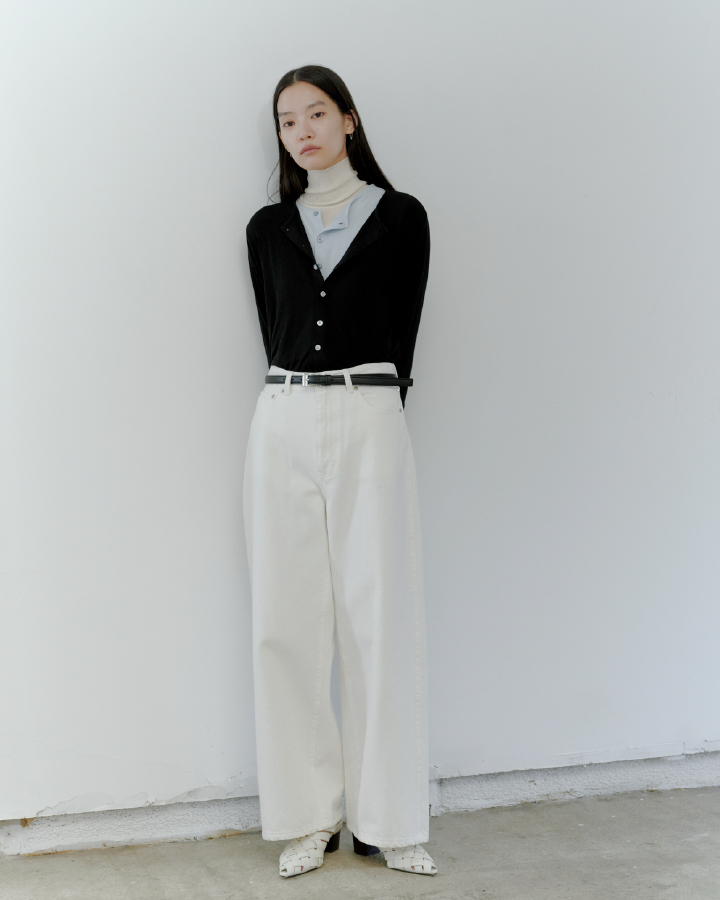 【MIESROHE COODINATE PACK 】ｶｰﾃﾞｨｶﾞﾝ×ﾛﾝｸﾞｽﾘｰﾌﾞTｼｬﾂ×ﾁｮｰｶｰ 3点ｾｯﾄ＆【MIESROHE COODINATE PACK 】ｶｰﾃﾞｨｶﾞﾝ×ﾛﾝｸﾞｽﾘｰﾌﾞTｼｬﾂ×ﾁｮｰｶｰ 3点ｾｯﾄ＆washableタートルシアーリブニット＆サイドラインエフェクトデニム＆ﾒｯｼｭﾌﾞｰﾃｨｻﾝﾀﾞﾙを着用した女性