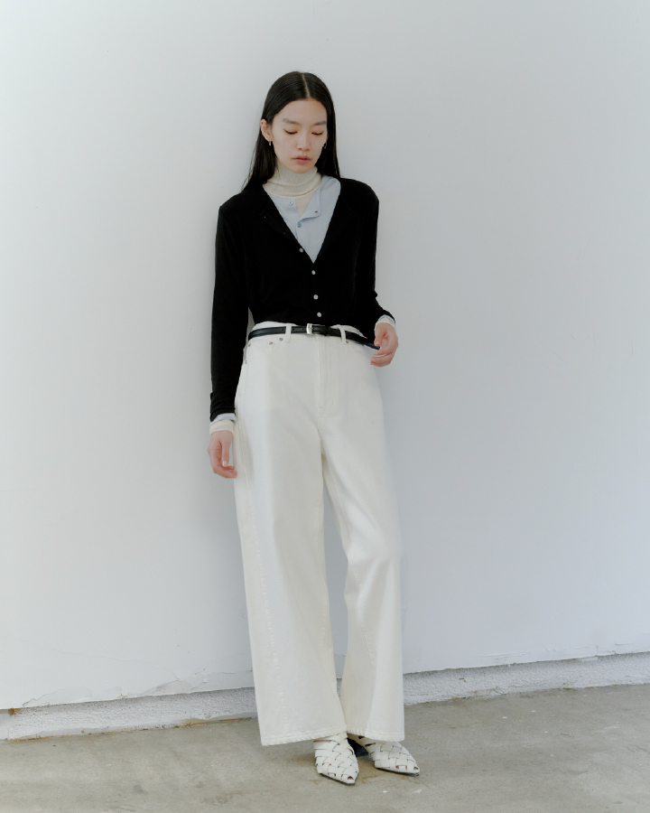 【MIESROHE COODINATE PACK 】ｶｰﾃﾞｨｶﾞﾝ×ﾛﾝｸﾞｽﾘｰﾌﾞTｼｬﾂ×ﾁｮｰｶｰ 3点ｾｯﾄ＆【MIESROHE COODINATE PACK 】ｶｰﾃﾞｨｶﾞﾝ×ﾛﾝｸﾞｽﾘｰﾌﾞTｼｬﾂ×ﾁｮｰｶｰ 3点ｾｯﾄ＆washableタートルシアーリブニット＆サイドラインエフェクトデニム＆ﾒｯｼｭﾌﾞｰﾃｨｻﾝﾀﾞﾙを着用した女性