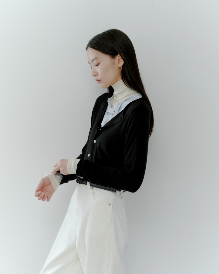 【MIESROHE COODINATE PACK 】ｶｰﾃﾞｨｶﾞﾝ×ﾛﾝｸﾞｽﾘｰﾌﾞTｼｬﾂ×ﾁｮｰｶｰ 3点ｾｯﾄ＆【MIESROHE COODINATE PACK 】ｶｰﾃﾞｨｶﾞﾝ×ﾛﾝｸﾞｽﾘｰﾌﾞTｼｬﾂ×ﾁｮｰｶｰ 3点ｾｯﾄ＆washableタートルシアーリブニット＆サイドラインエフェクトデニム＆ﾒｯｼｭﾌﾞｰﾃｨｻﾝﾀﾞﾙを着用した女性