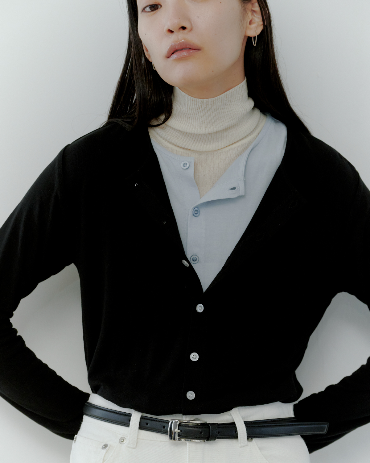 【MIESROHE COODINATE PACK 】ｶｰﾃﾞｨｶﾞﾝ×ﾛﾝｸﾞｽﾘｰﾌﾞTｼｬﾂ×ﾁｮｰｶｰ 3点ｾｯﾄ＆【MIESROHE COODINATE PACK 】ｶｰﾃﾞｨｶﾞﾝ×ﾛﾝｸﾞｽﾘｰﾌﾞTｼｬﾂ×ﾁｮｰｶｰ 3点ｾｯﾄ＆washableタートルシアーリブニット＆サイドラインエフェクトデニム＆ﾒｯｼｭﾌﾞｰﾃｨｻﾝﾀﾞﾙを着用した女性