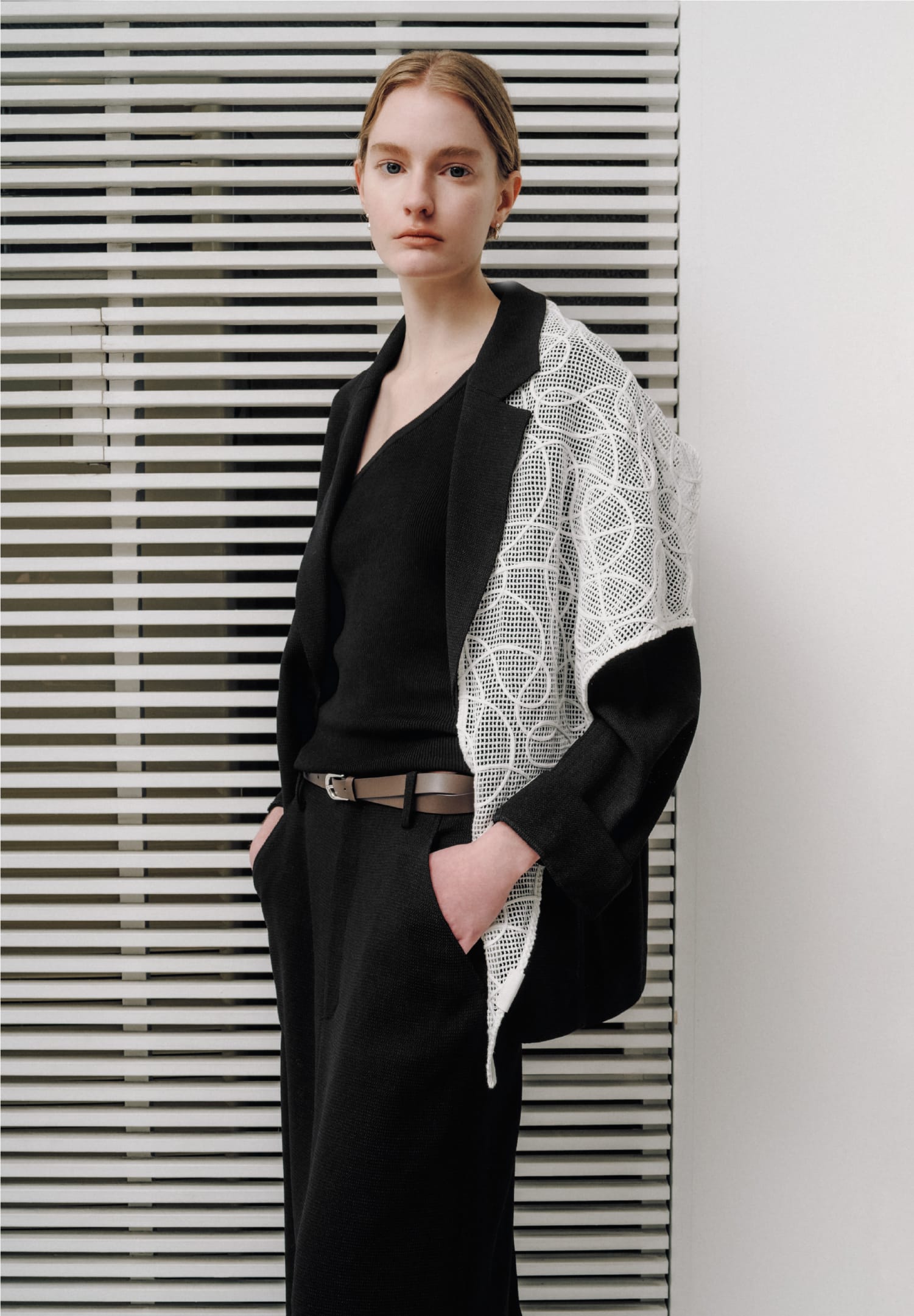 Outer Skirt Belt Scarfを着用したモデル