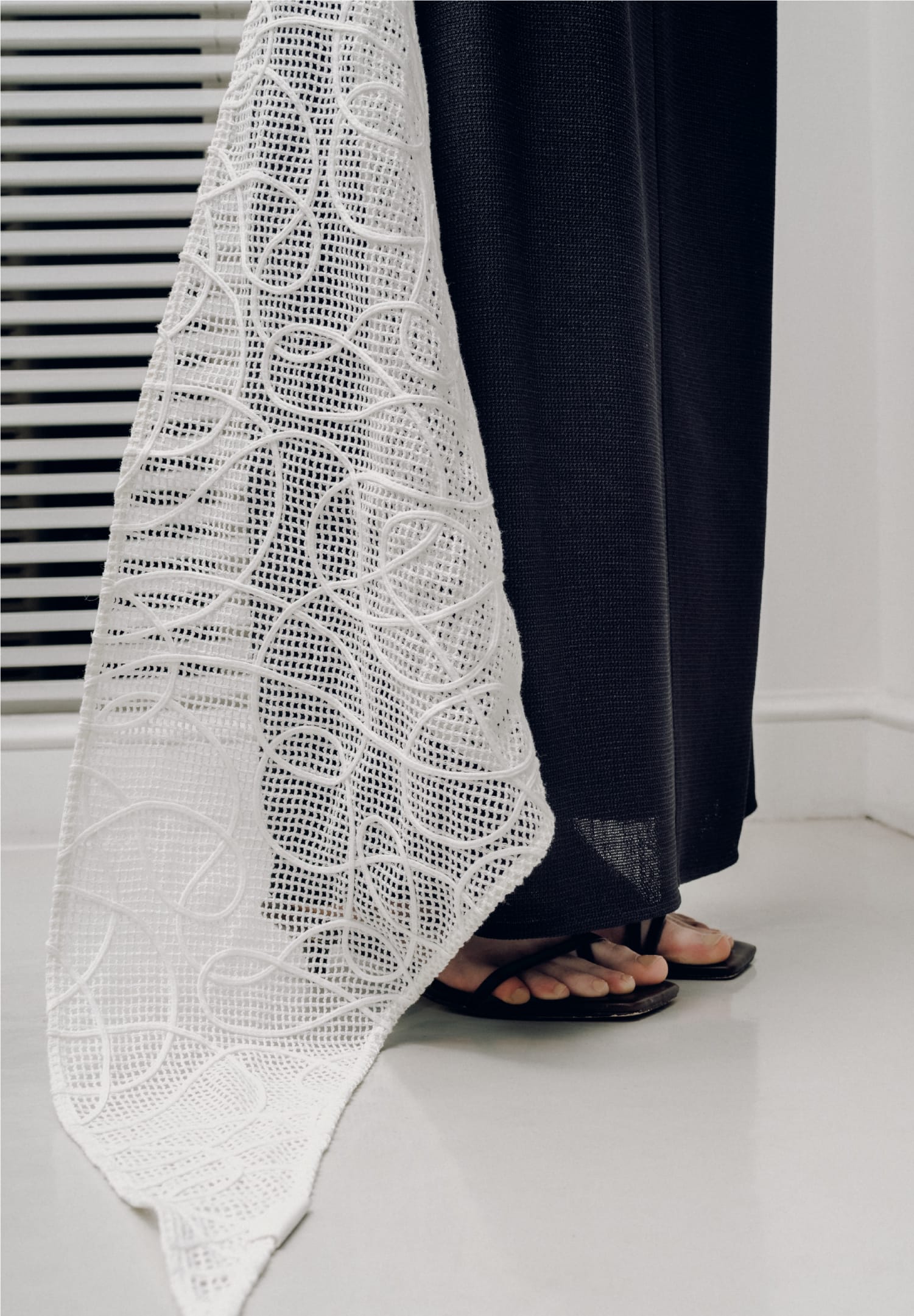 Outer Skirt Belt Scarfを着用したモデル