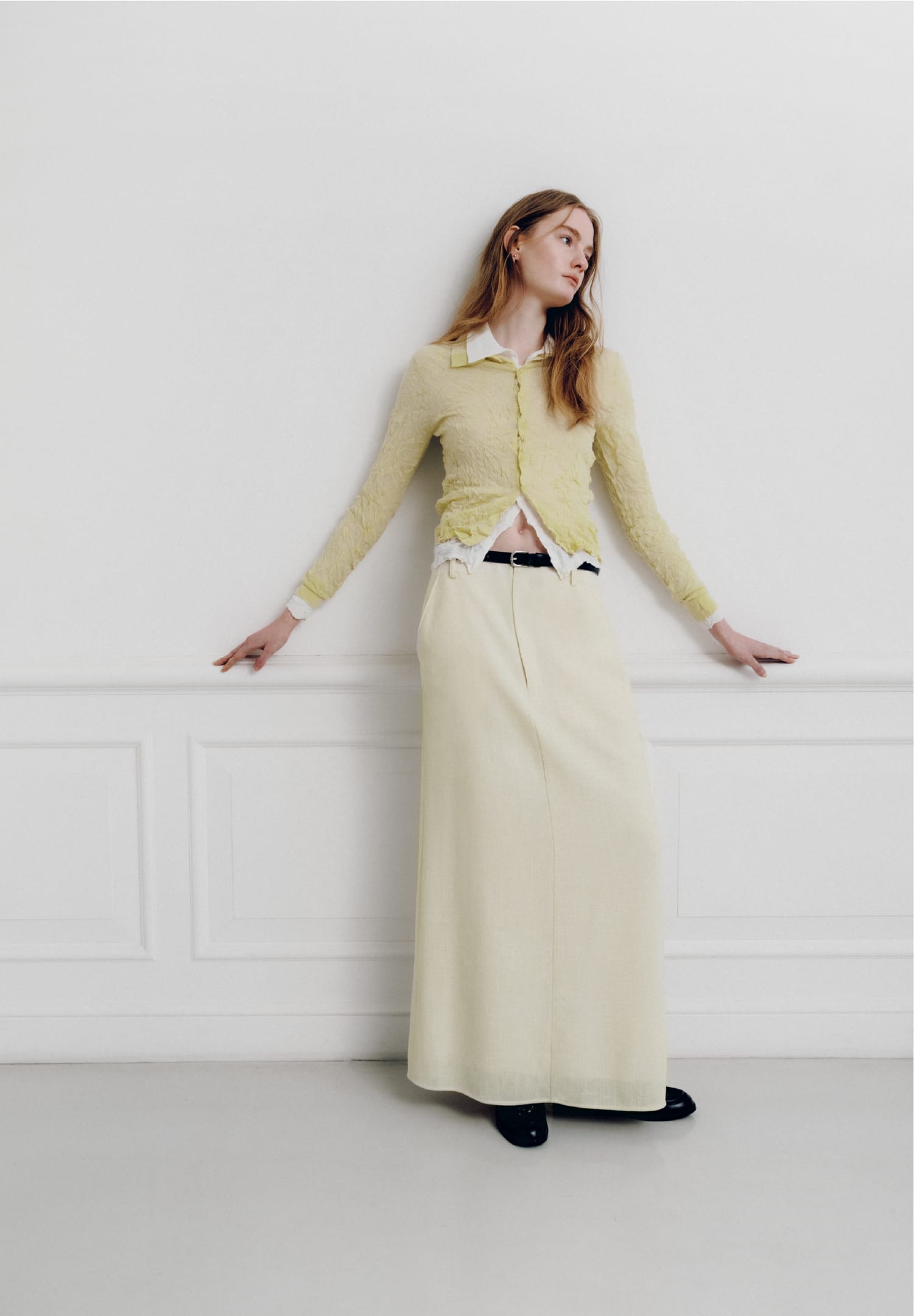 Tops Skirt Belt Shoesを着用したモデル