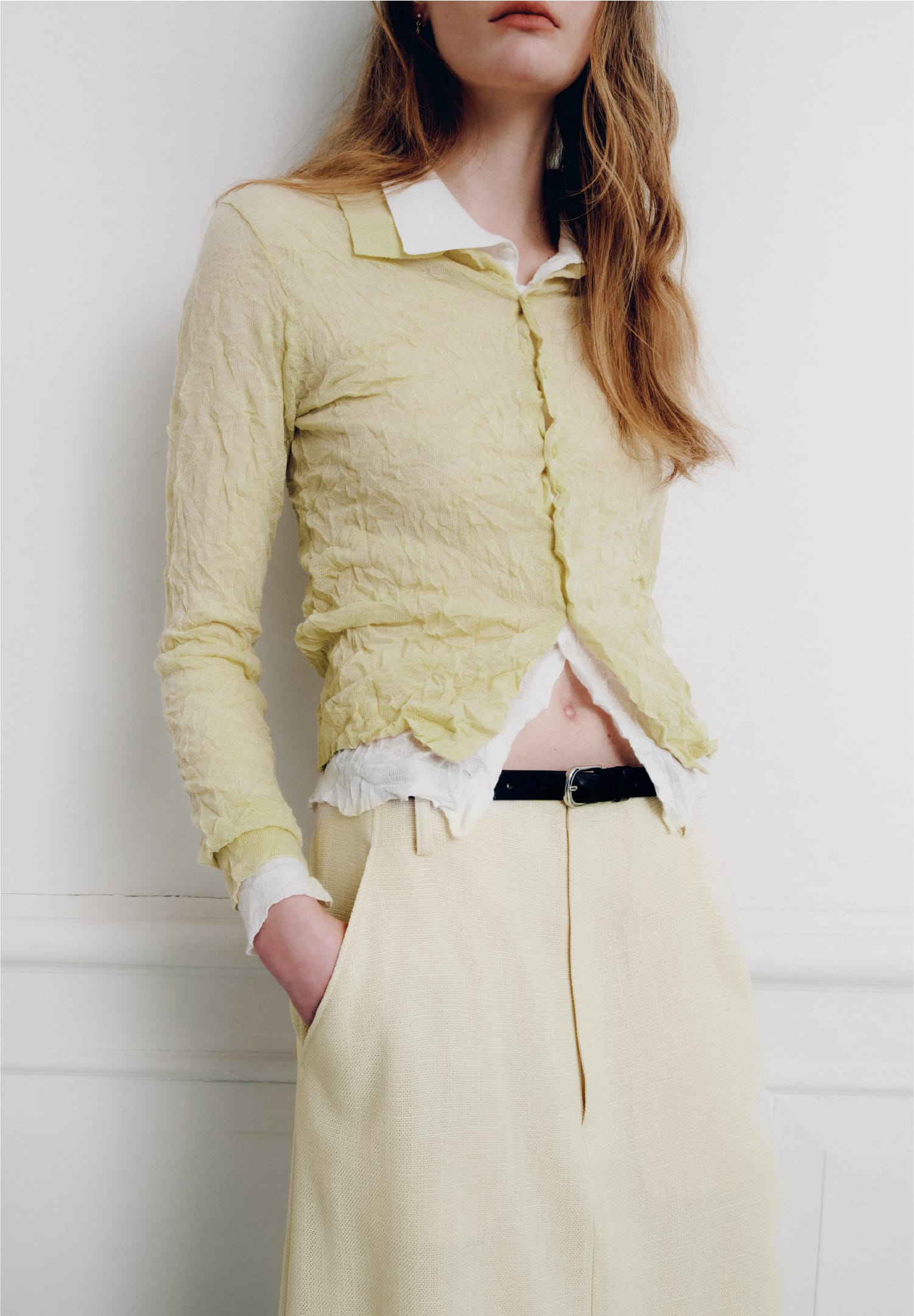 Tops Skirt Belt Shoesを着用したモデル