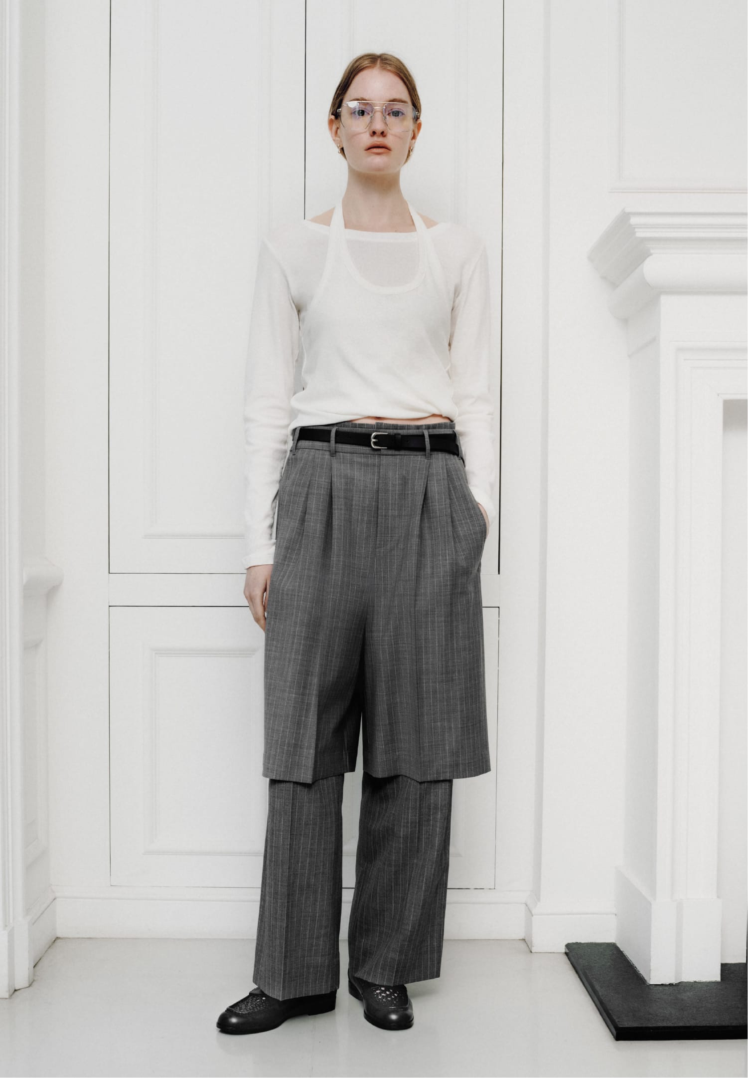 Tops Pants Belt Shoesを着用したモデル