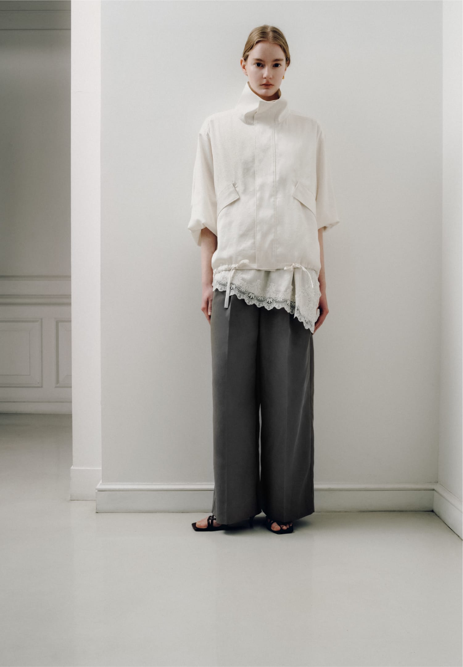 Outer Tops Pants Shoesを着用したモデル