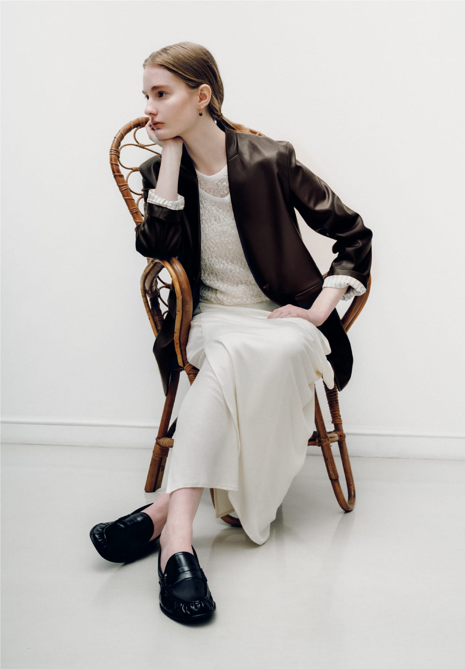 Outer Tops Skirtを着用したモデル