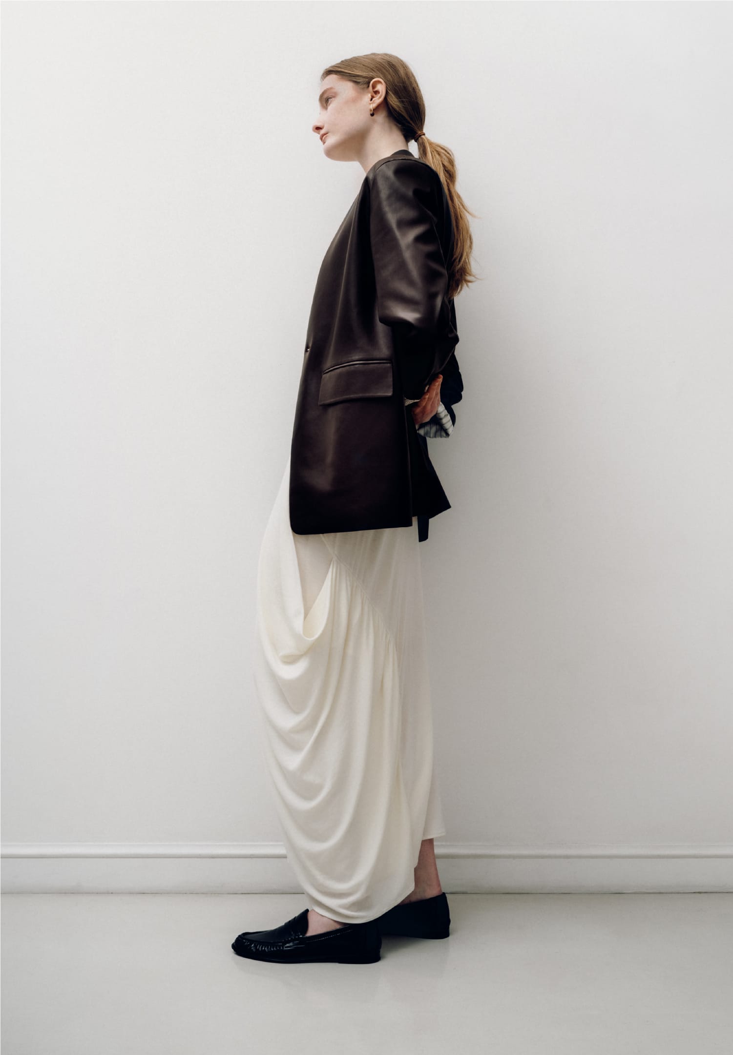 Outer Tops Skirtを着用したモデル