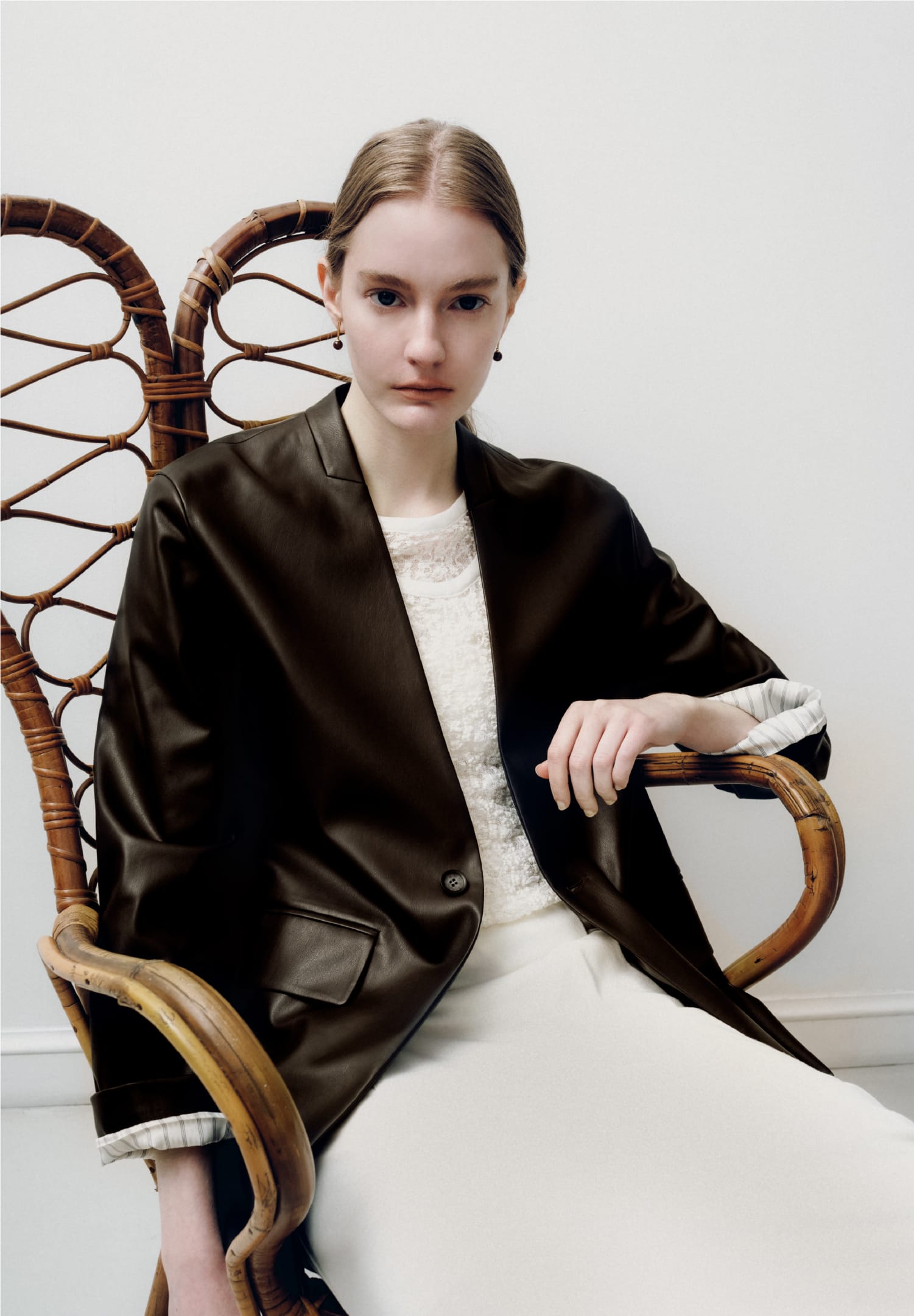 Outer Tops Skirtを着用したモデル