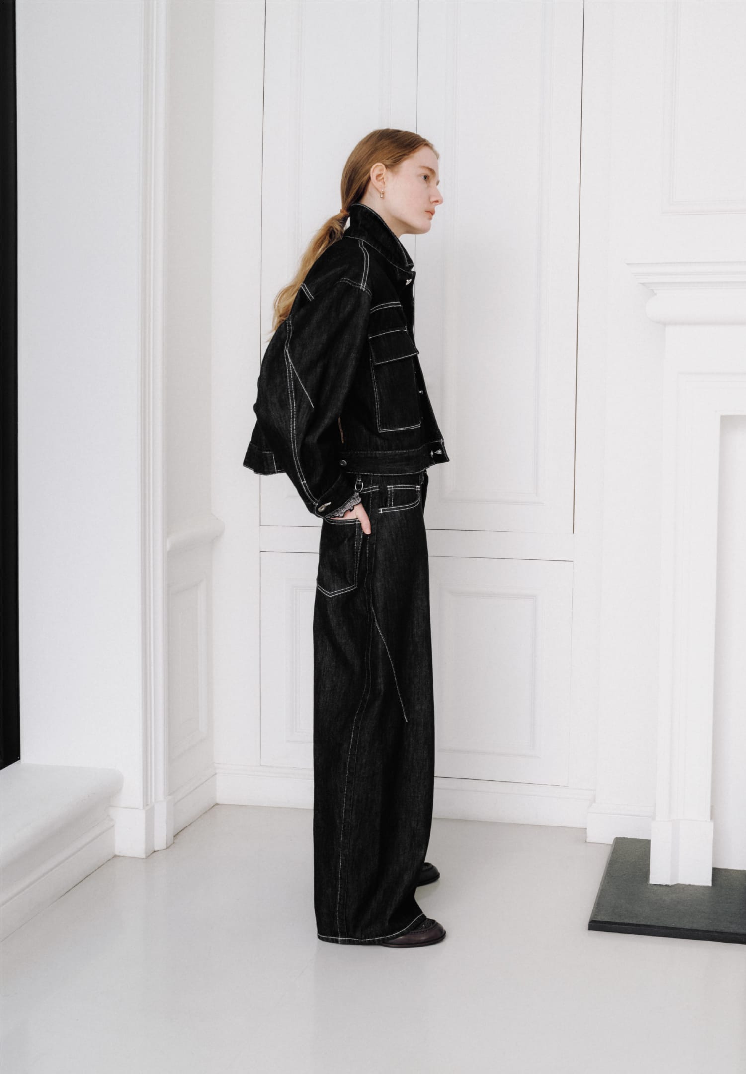 Outer Tops Pants Shoesを着用したモデル