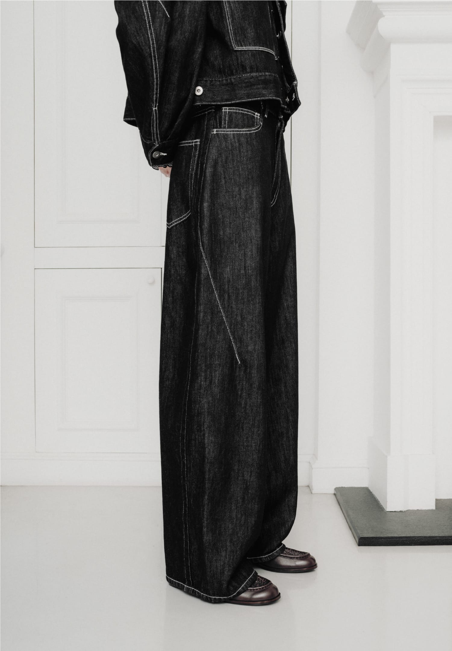 Outer Tops Pants Shoesを着用したモデル