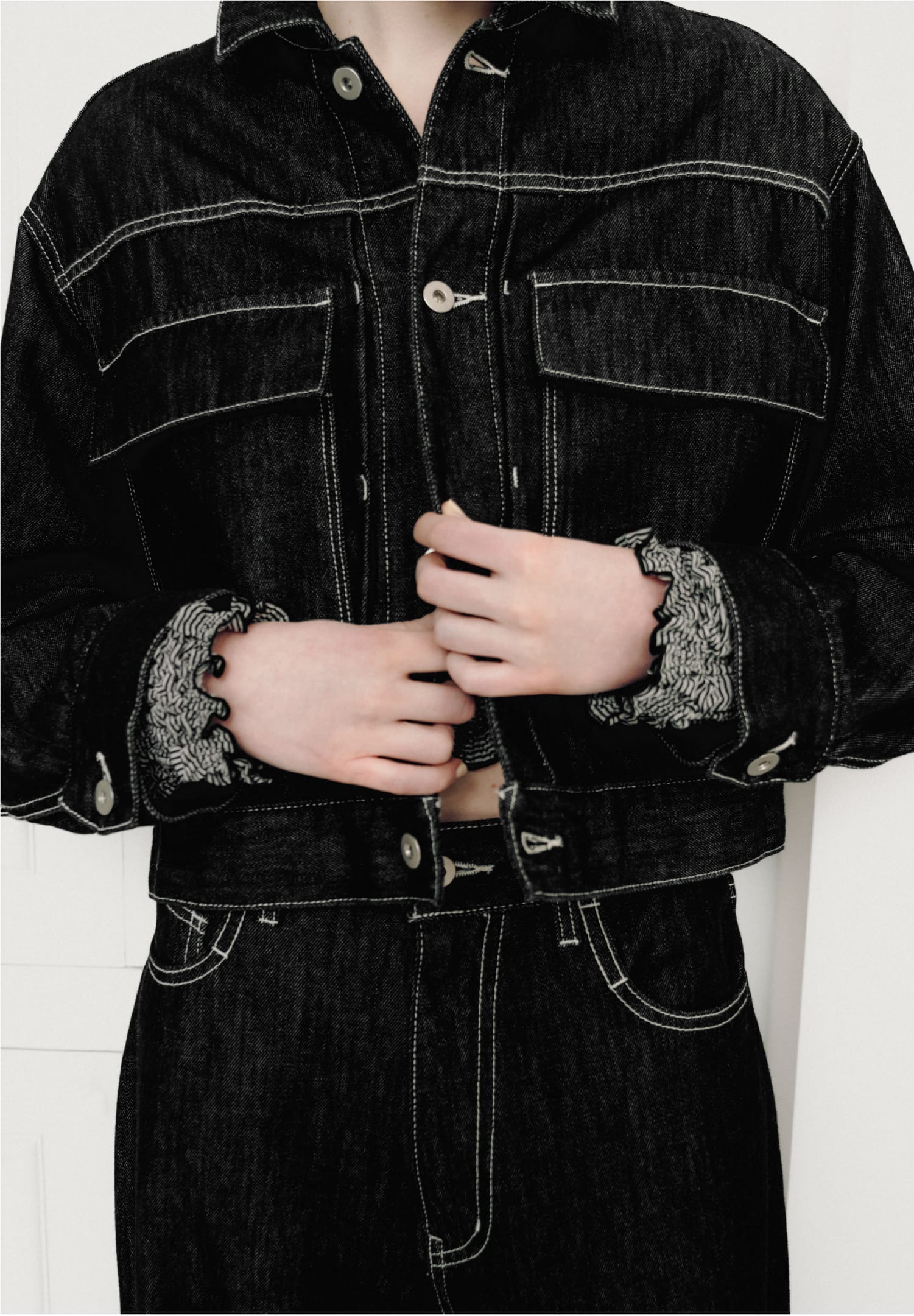 Outer Tops Pants Shoesを着用したモデル