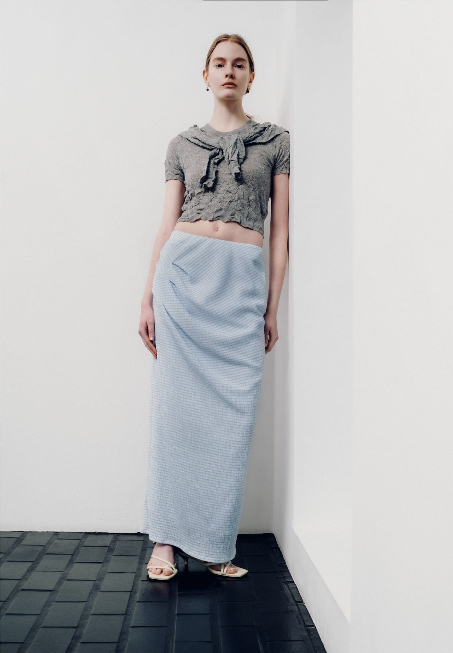 Tops Skirt Shoesを着用したモデル