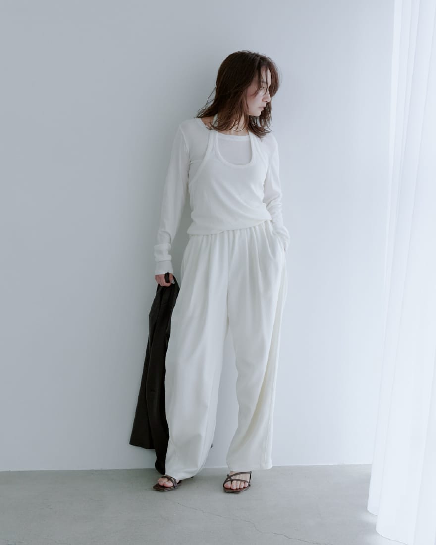 Outer Tops Pants Shoesを着用したモデル